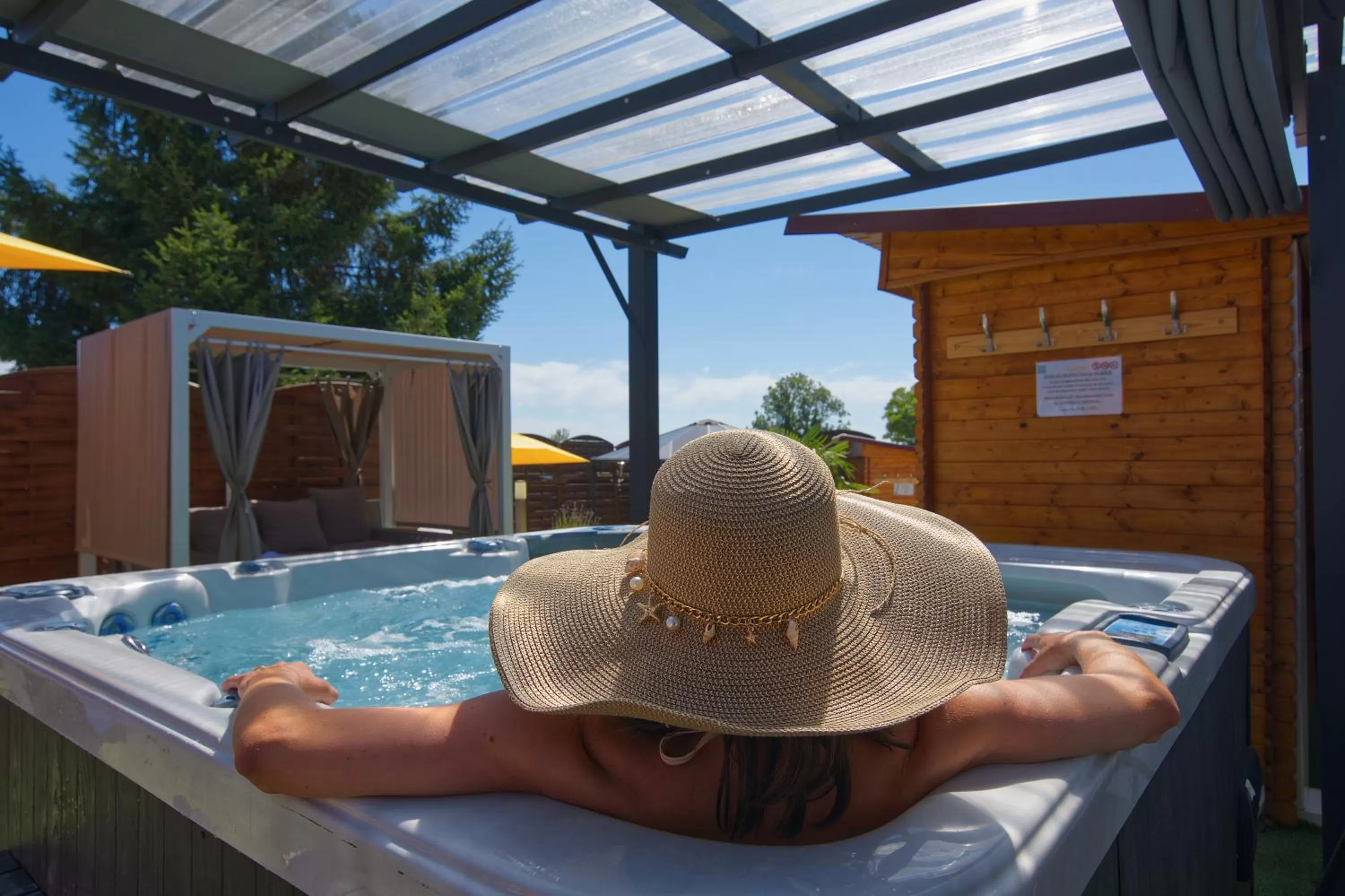 Hot Tub in Logis Hôtel Centrotel et Spa Bulles d'Allier