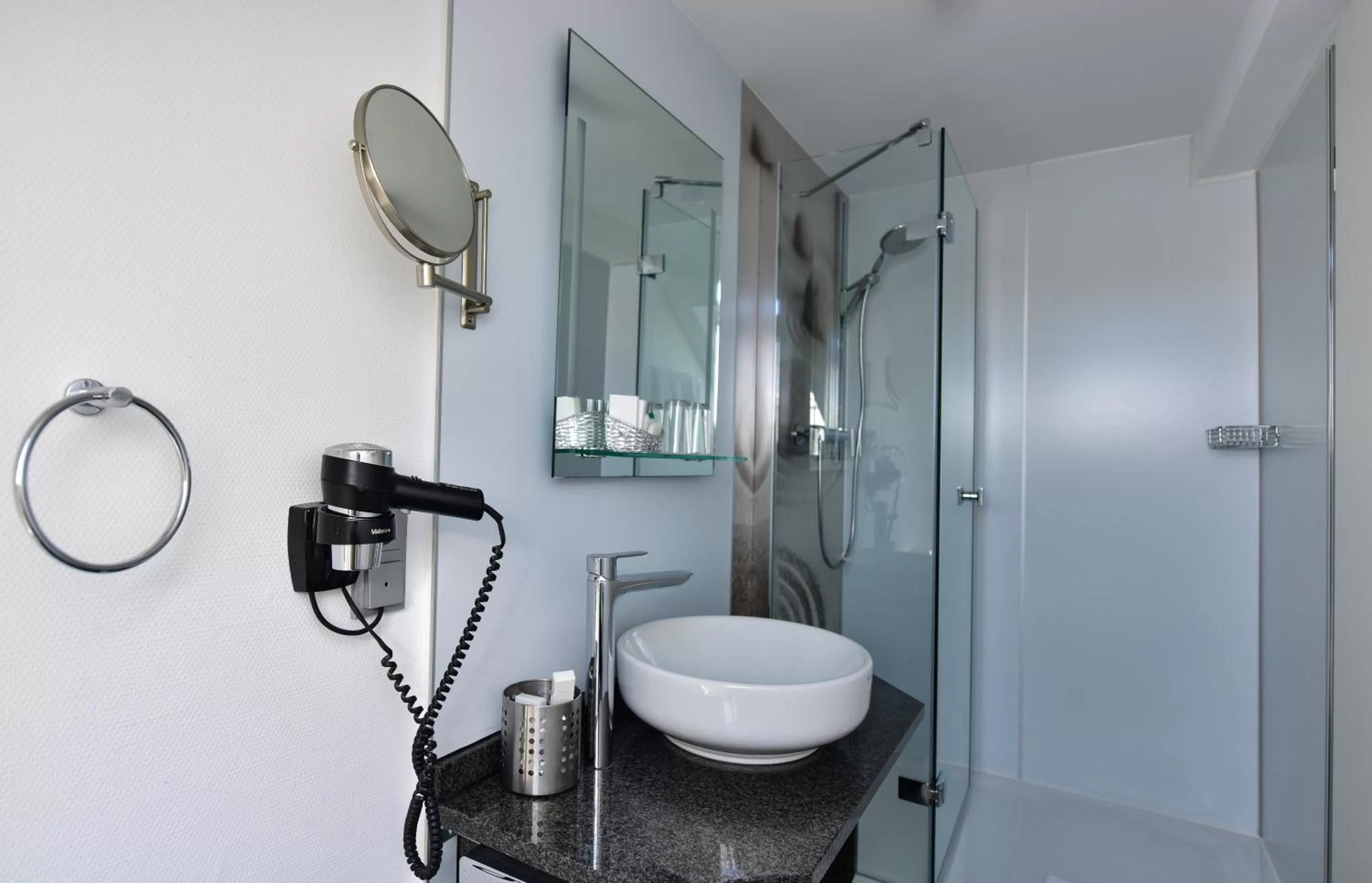 Shower in Frühlings-Hotel