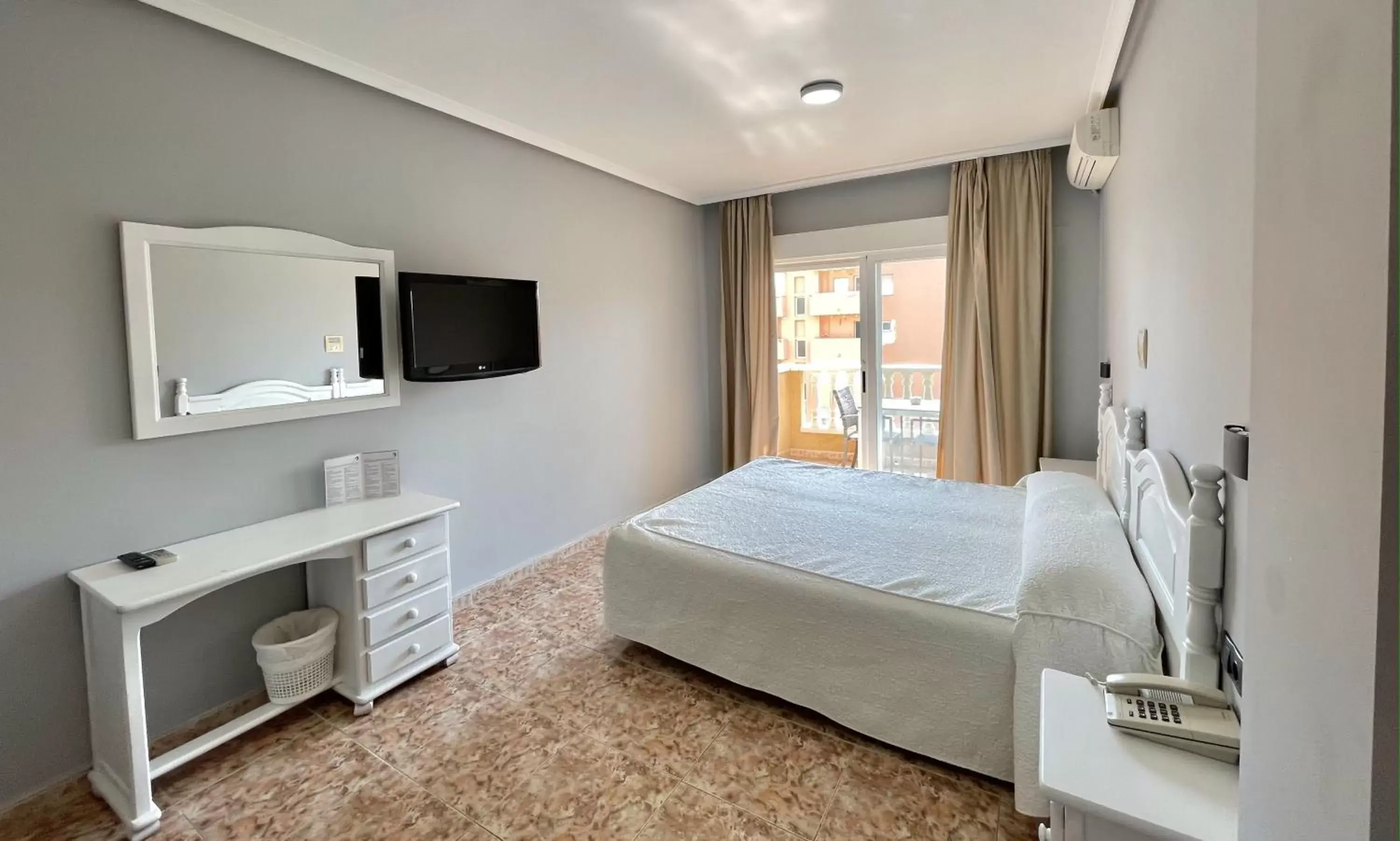 Deluxe Quadruple Room in Hotel ParqueMar Deluxe Quadruple Room in Hotel ParqueMar