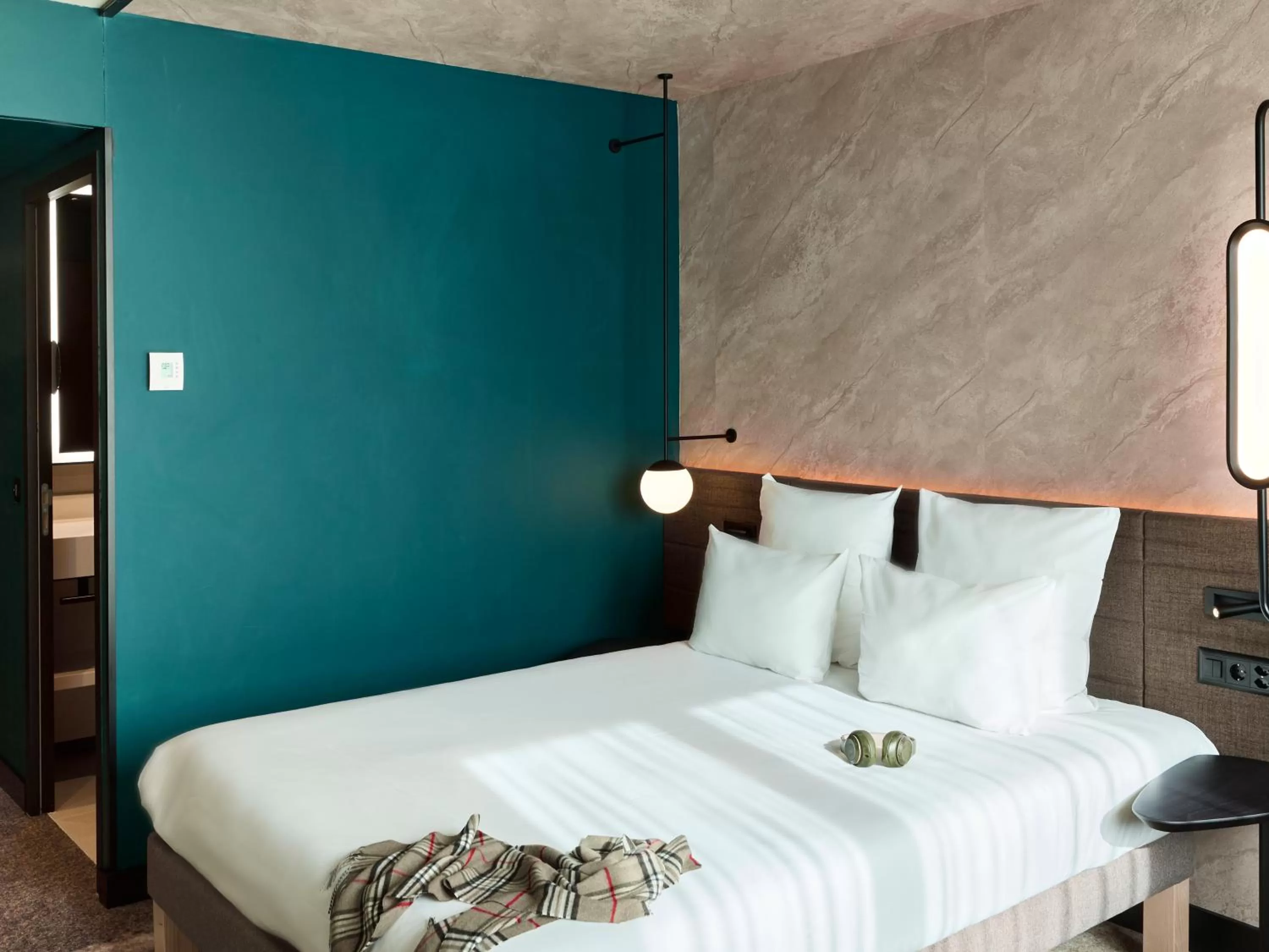 Bed in Novotel Bern Expo