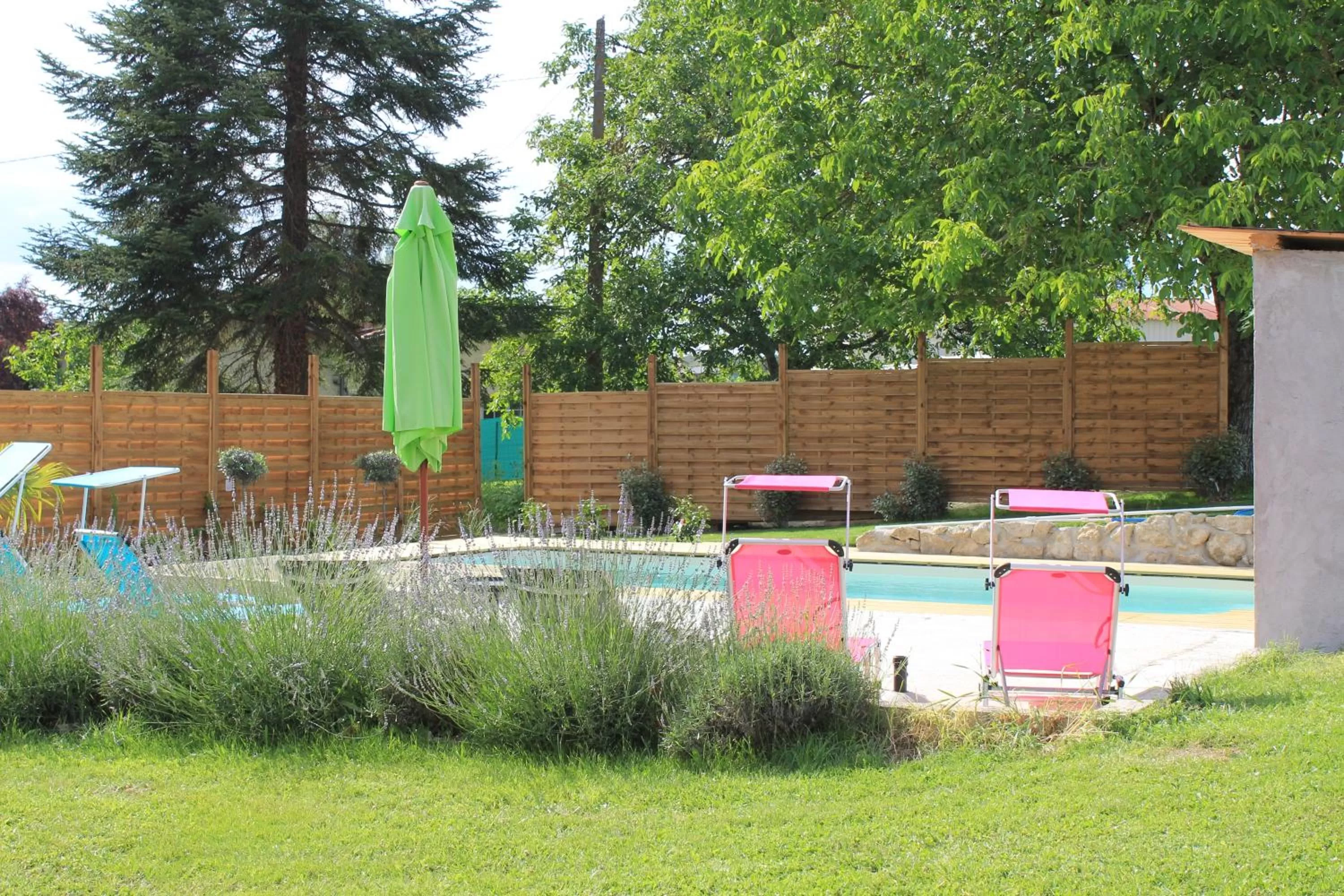 Swimming pool in Château Puygrenier