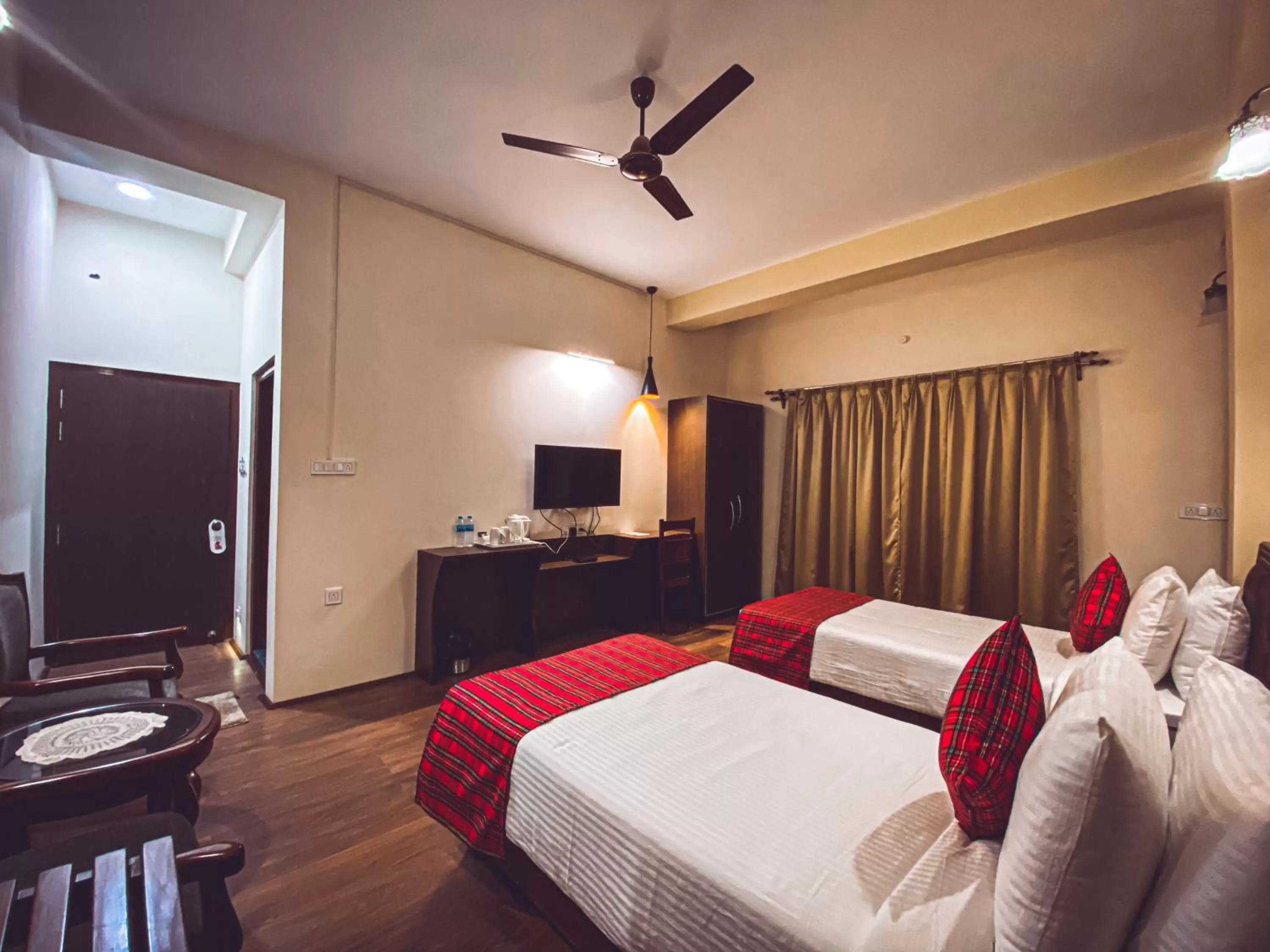 Photo of the whole room, TV/Entertainment Center in Windermere Inn