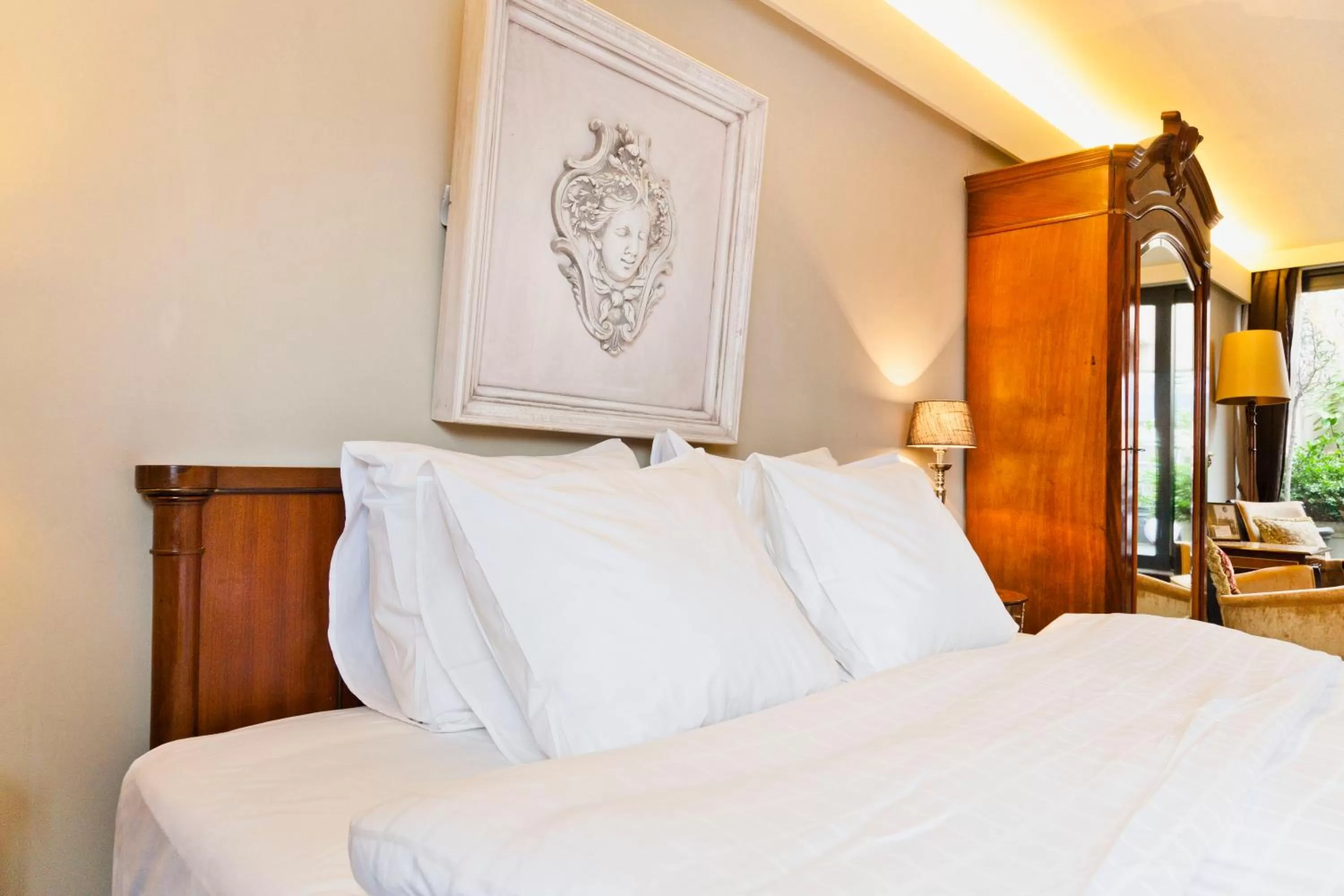 Bed in Hotel Diamonds and Pearls