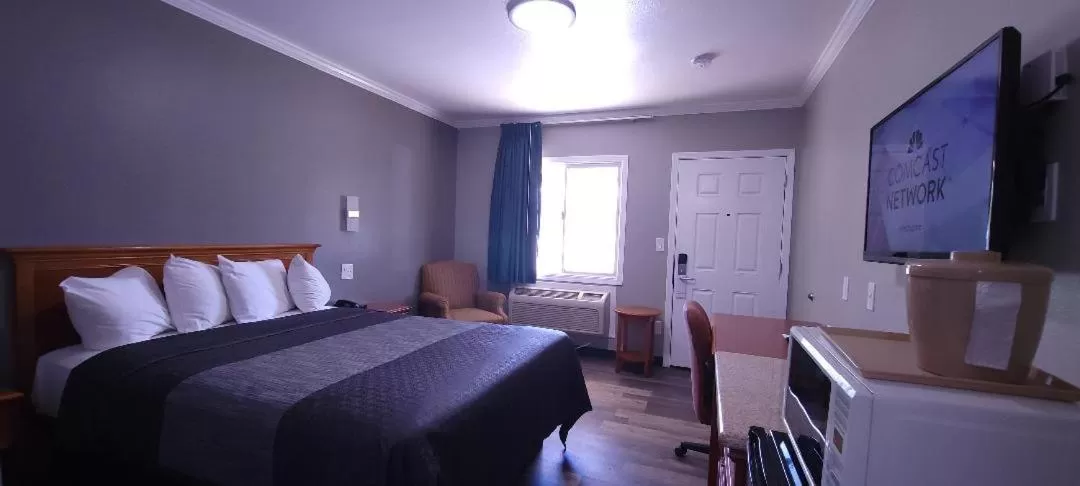 Photo of the whole room, Bed in Sycamore Inn Chico University Area