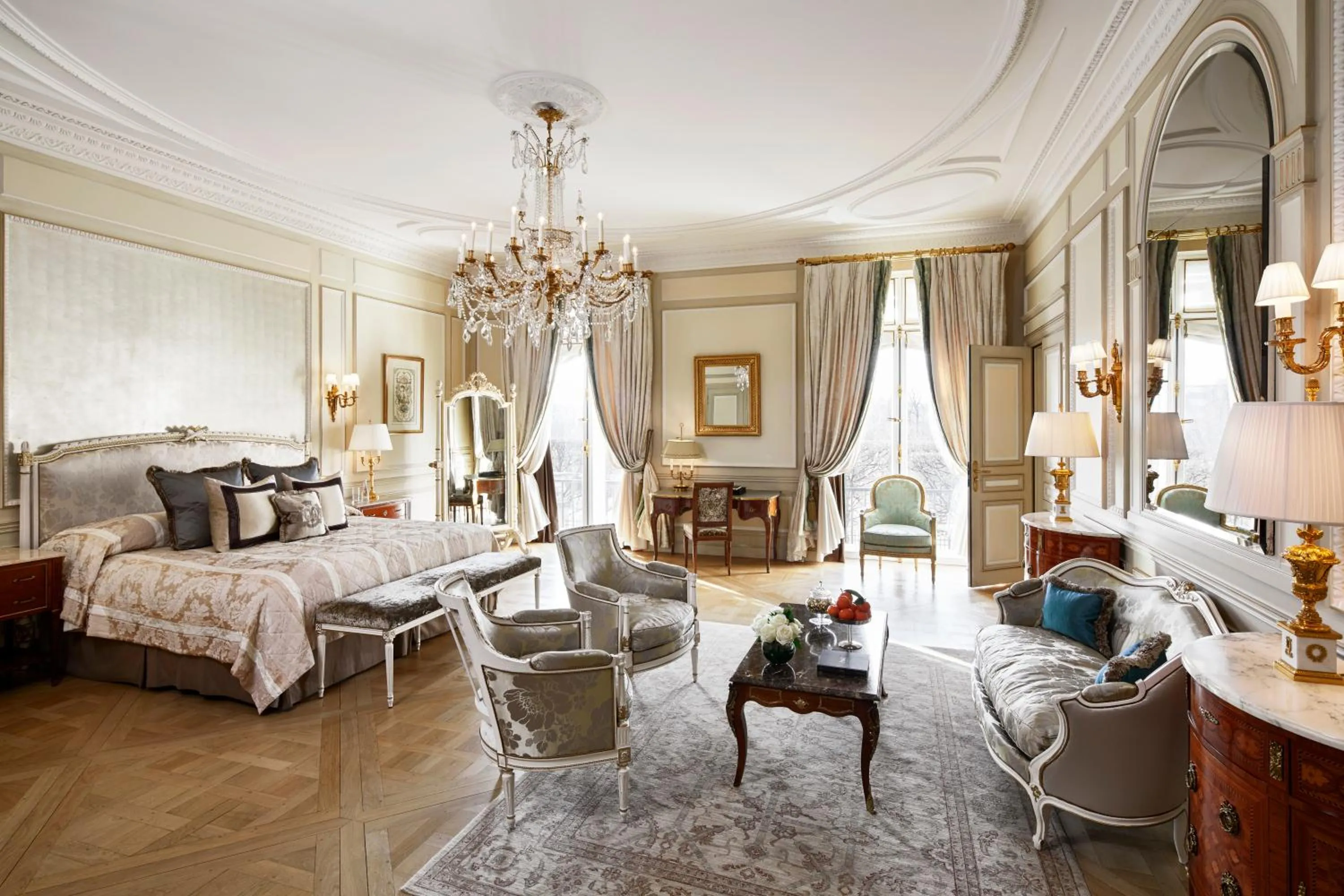 Living room, Bed in Le Meurice – Dorchester Collection