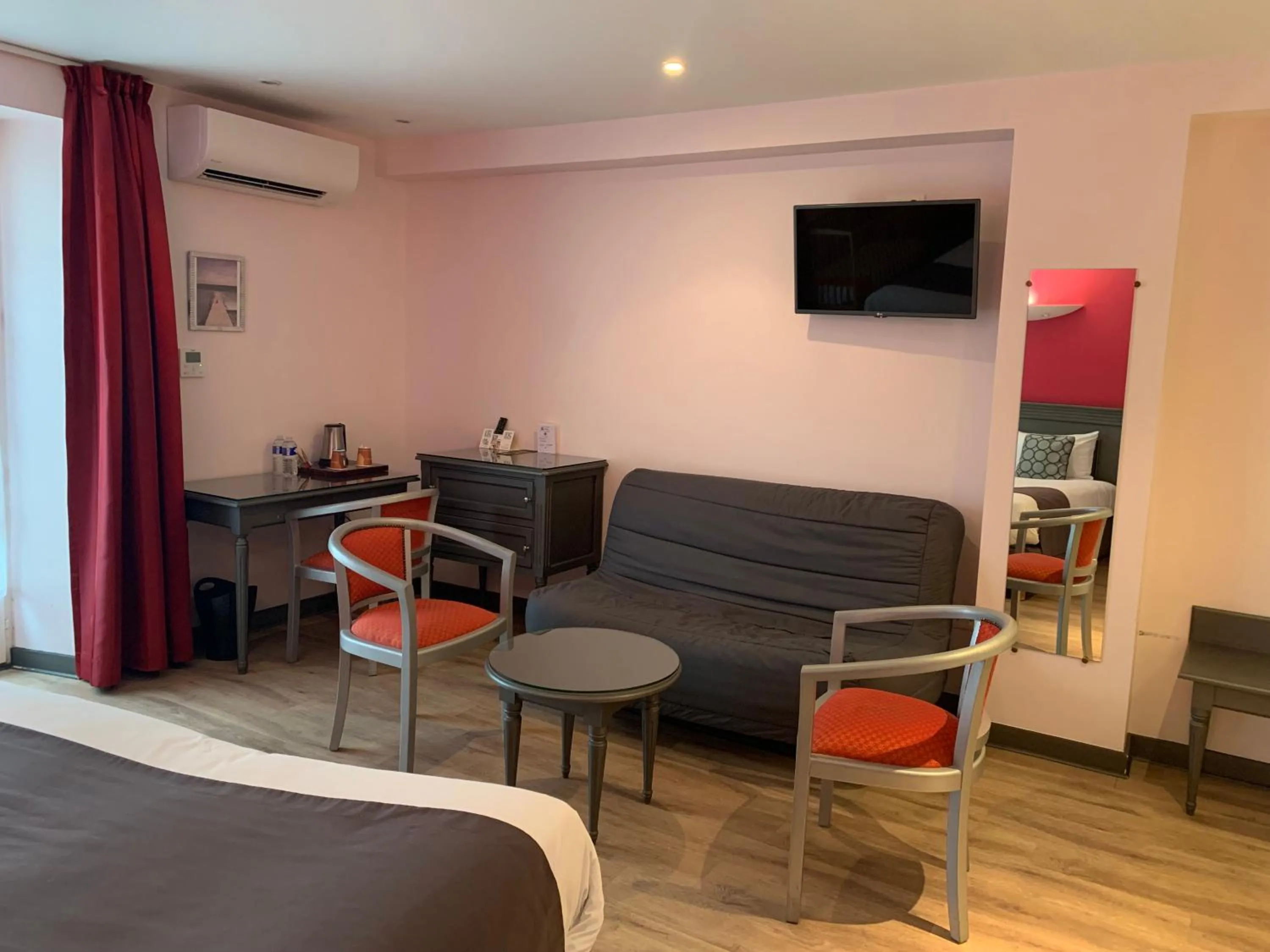 Bed in Logis Hôtel Restaurant Le Moulin de la Coudre