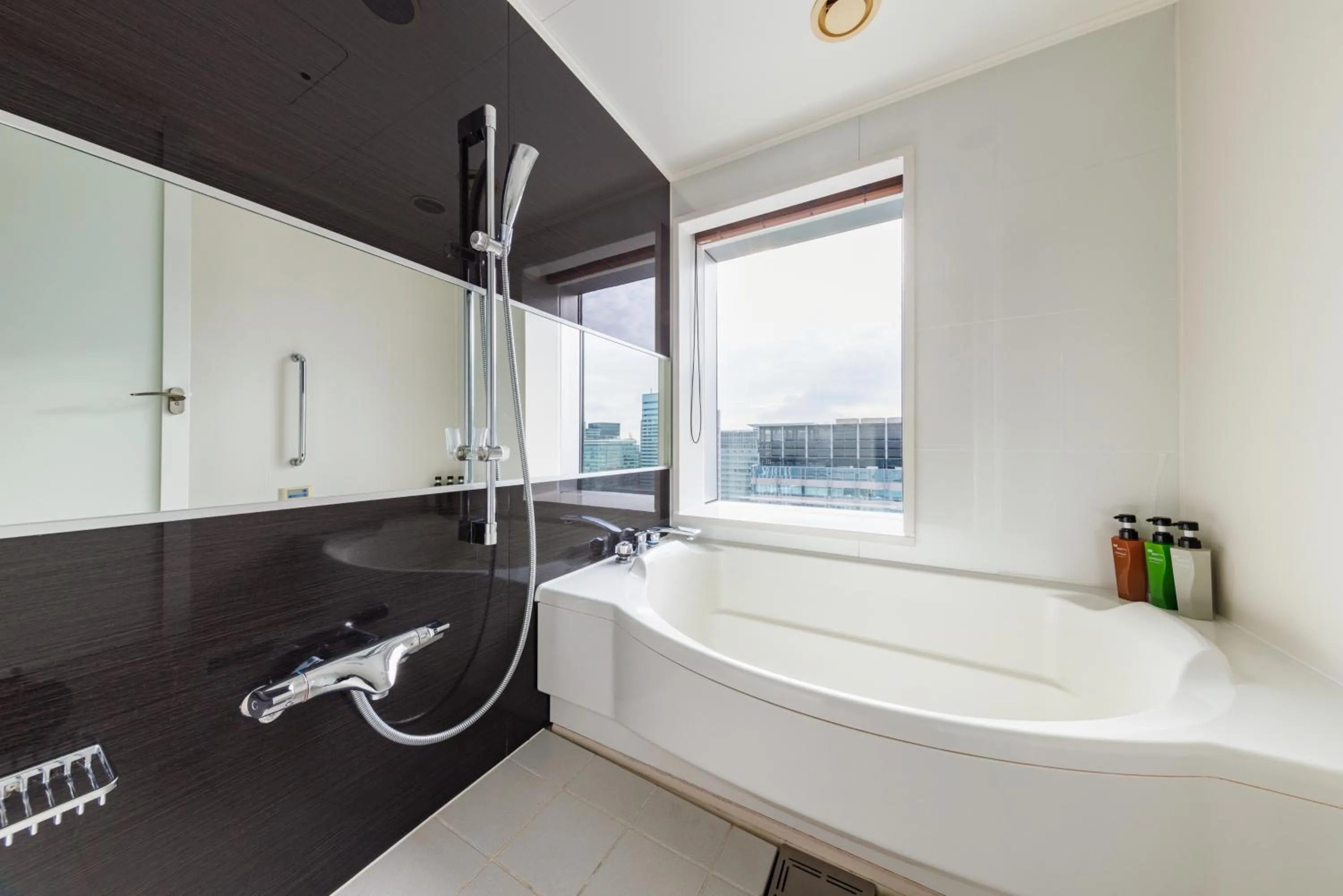 Shower in Hotel Metropolitan Tokyo Marunouchi