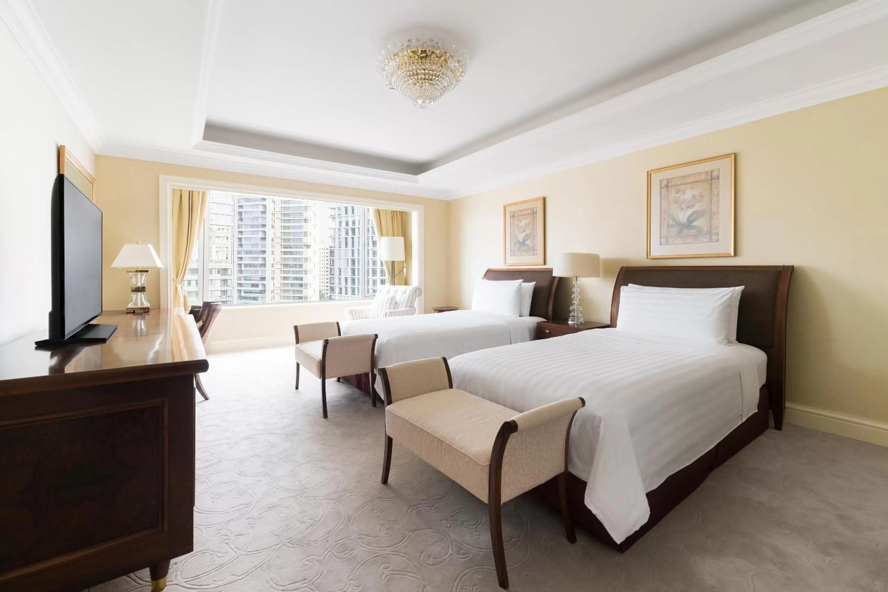 Bed in Shangri-La Singapore