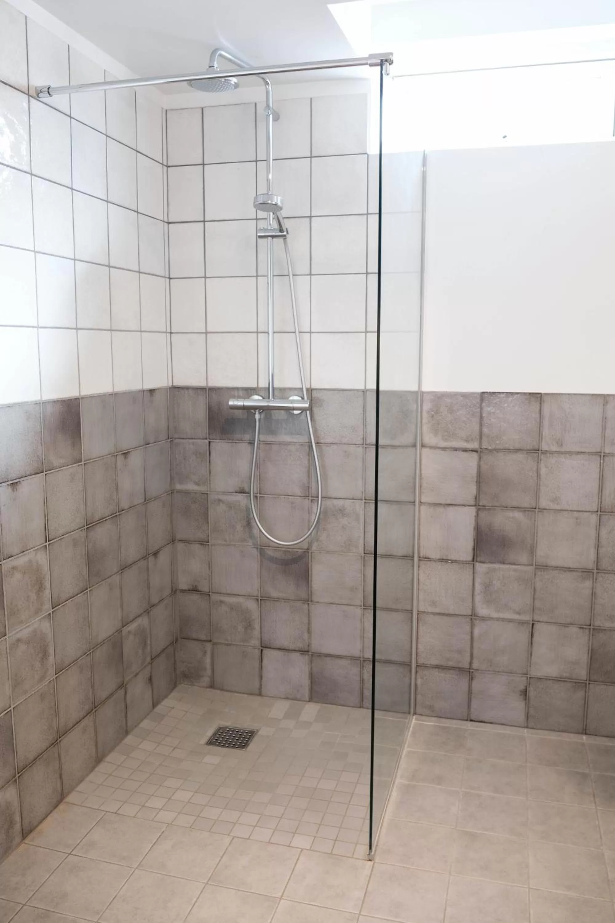 Shower in Saga Studios by Heimaleiga