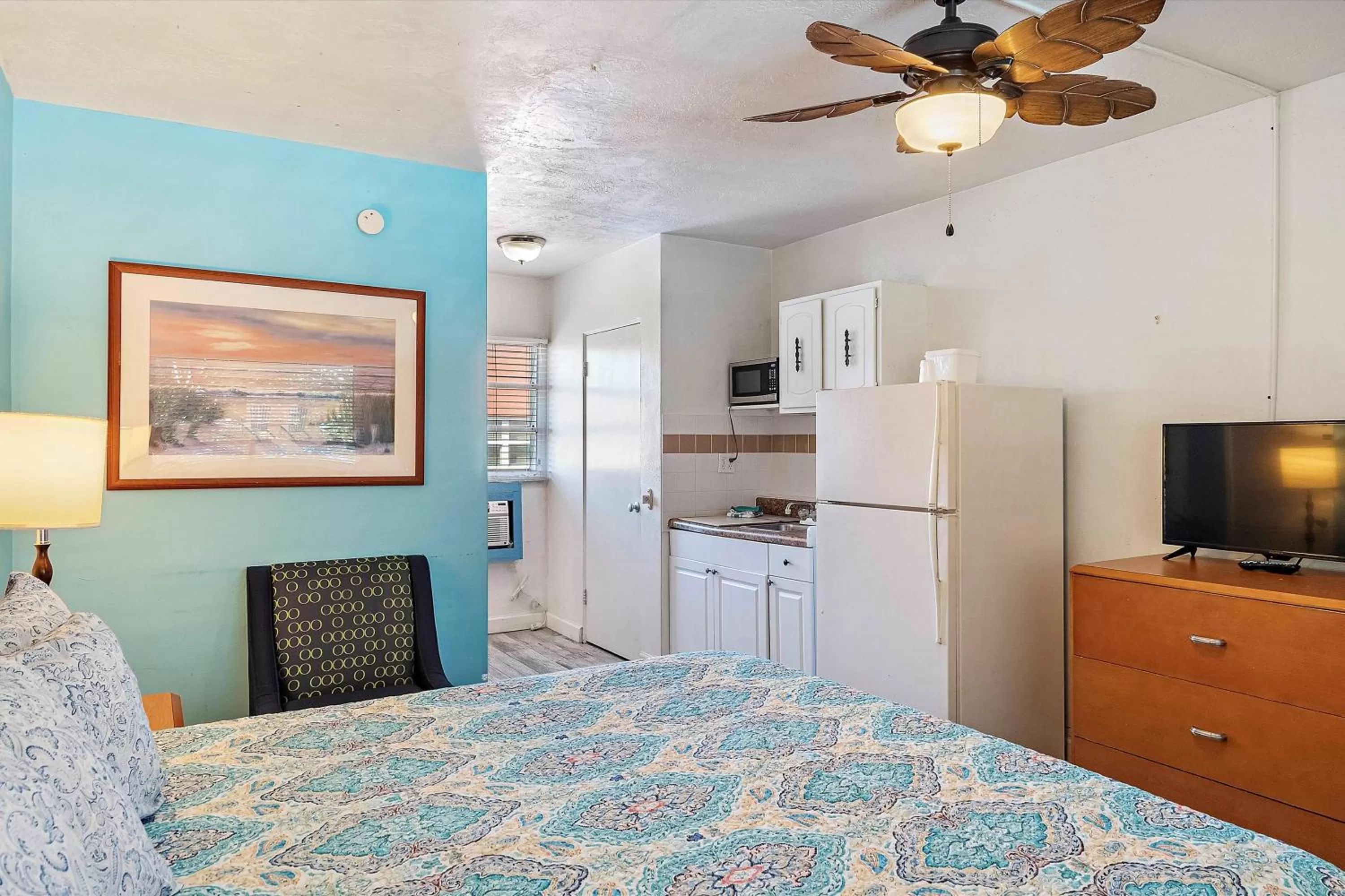 Kitchen or kitchenette, Bed in Malibu Resort Motel
