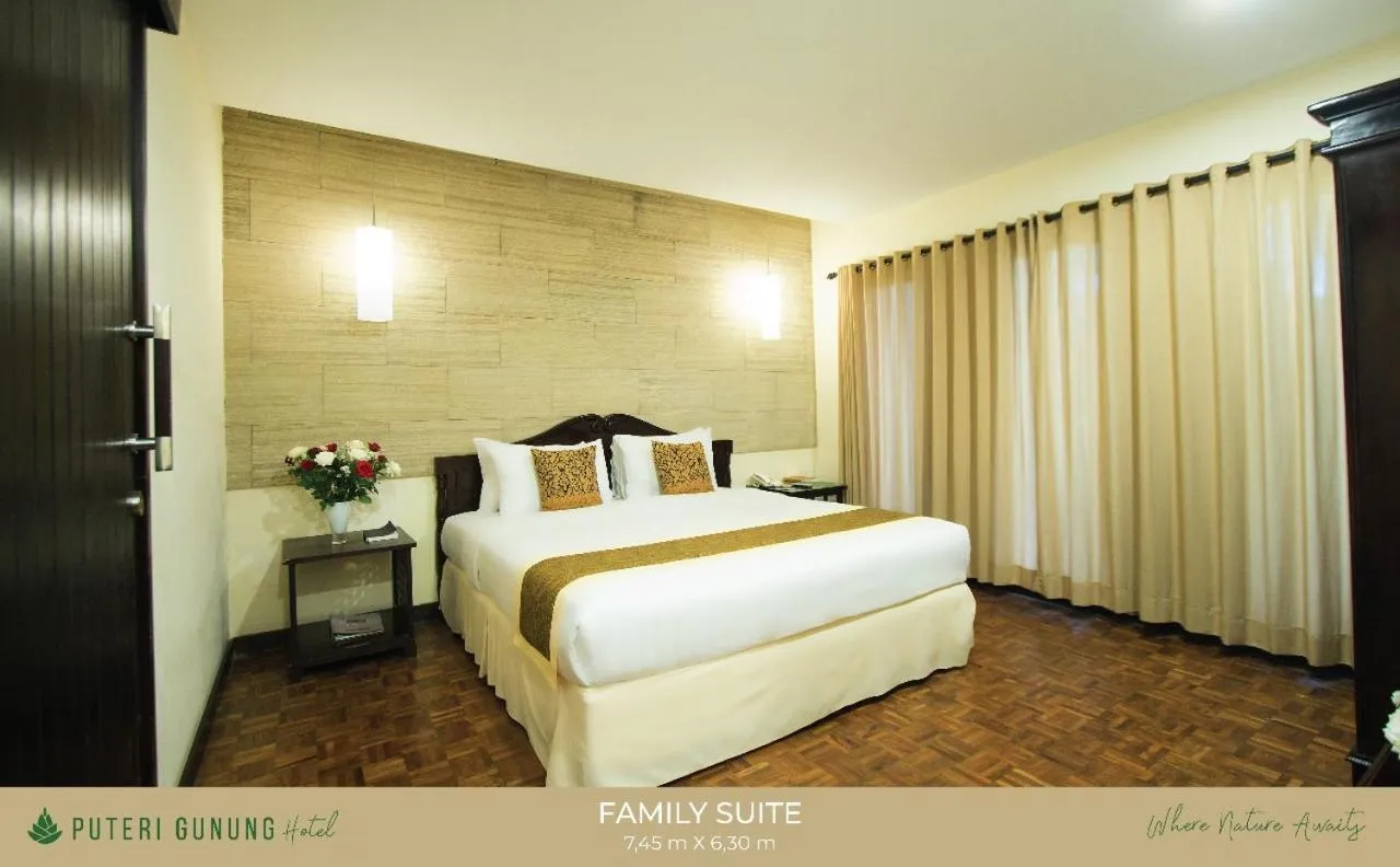 Shower, Bed in Puteri Gunung Hotel