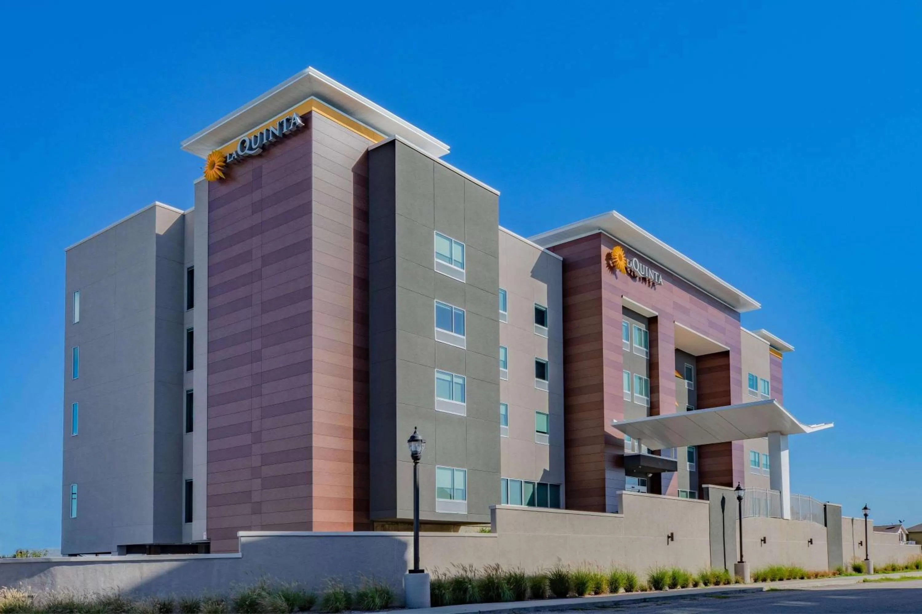 Property building in La Quinta Inn & Suites by Wyndham Galveston North at I-45