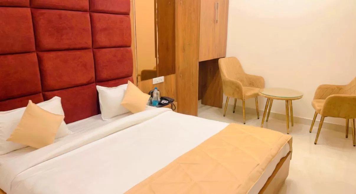 Photo of the whole room, Bed in City View With Garden -5 Mins Walk From GOLDEN TEMPLE