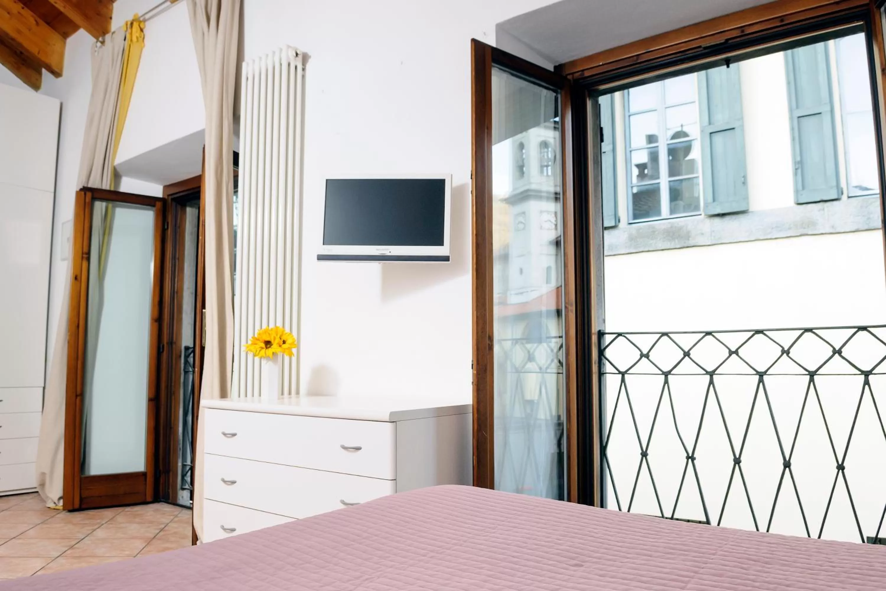 Photo of the whole room, Bed in Residence Diaz