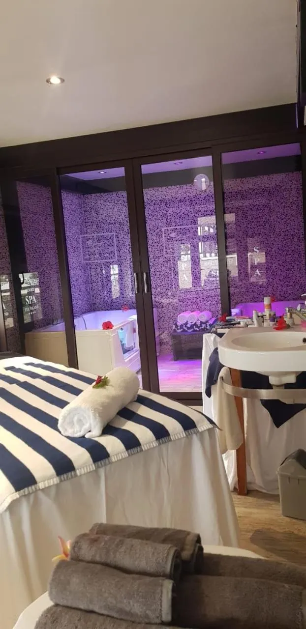 Hot Tub in The Crow's Nest Resort Fiji