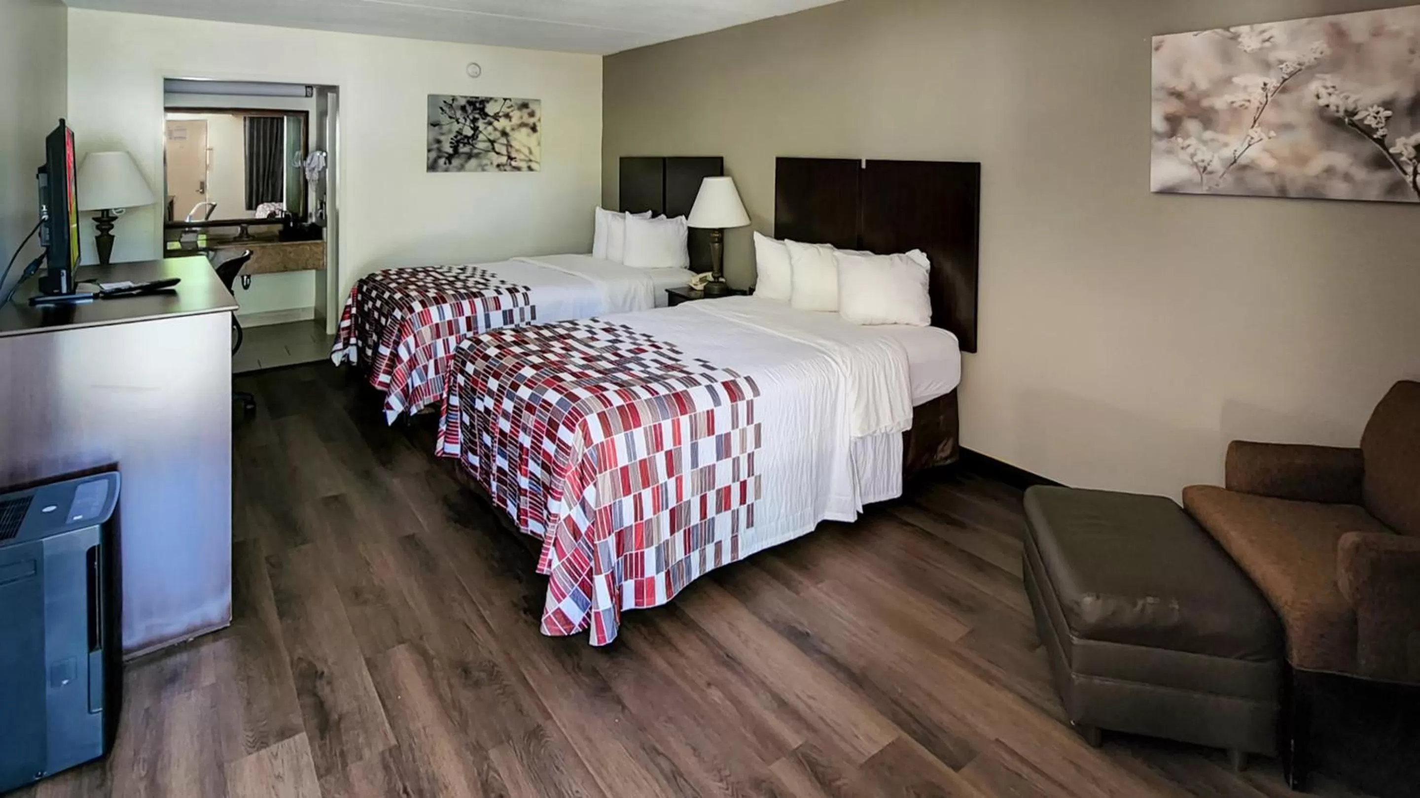 Photo of the whole room, Bed in Red Roof Inn Tallahassee East