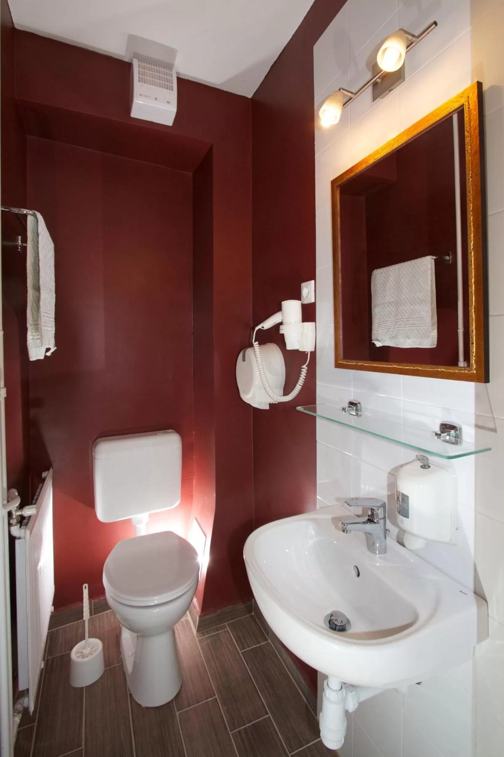 Toilet in Teátrum Boutique Hotel