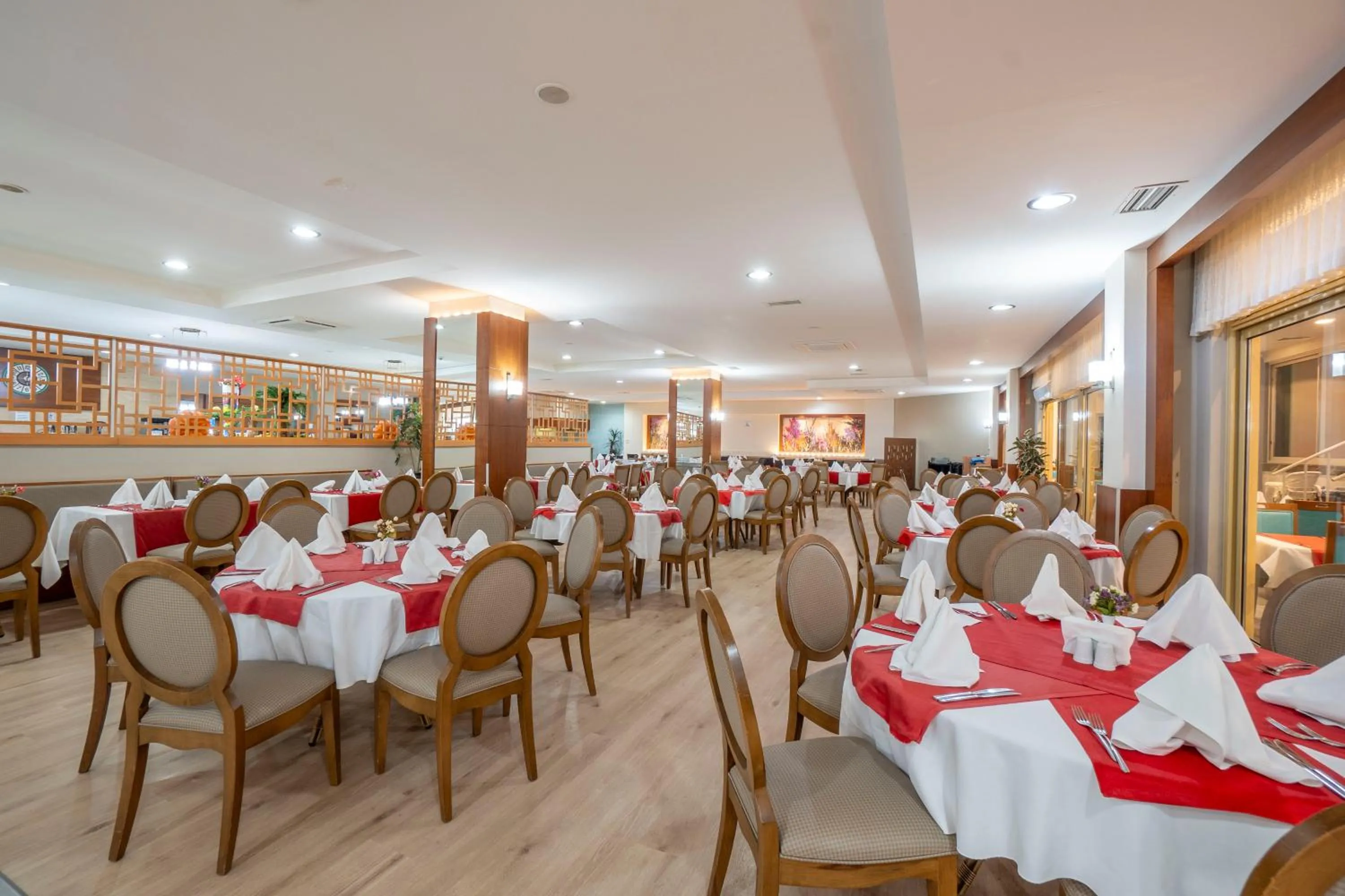 Restaurant/places to eat in Side Breeze Hotel