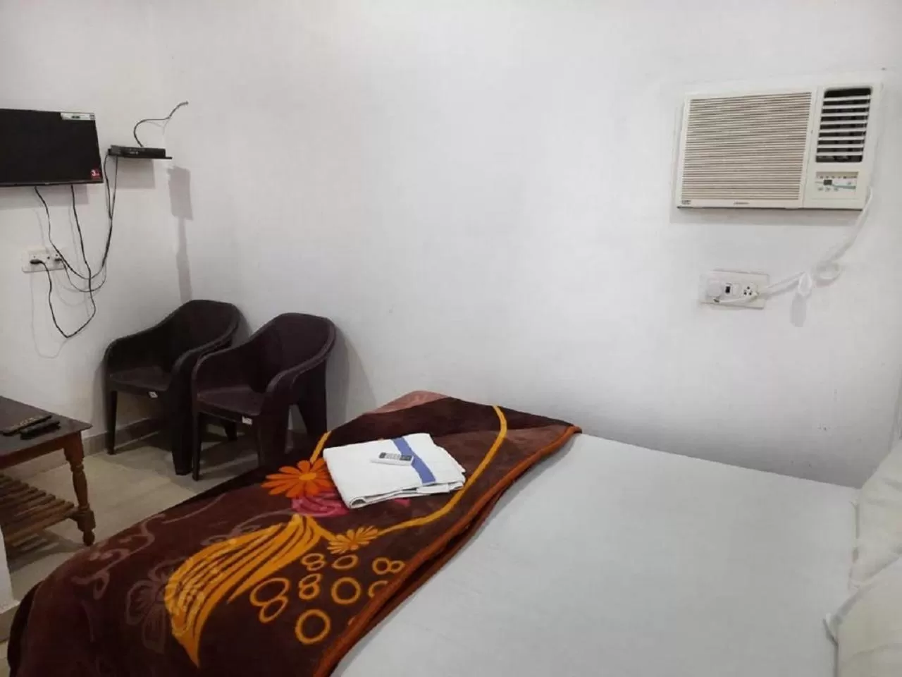 Bed in STAYMAKER Hotel Raj Ganga