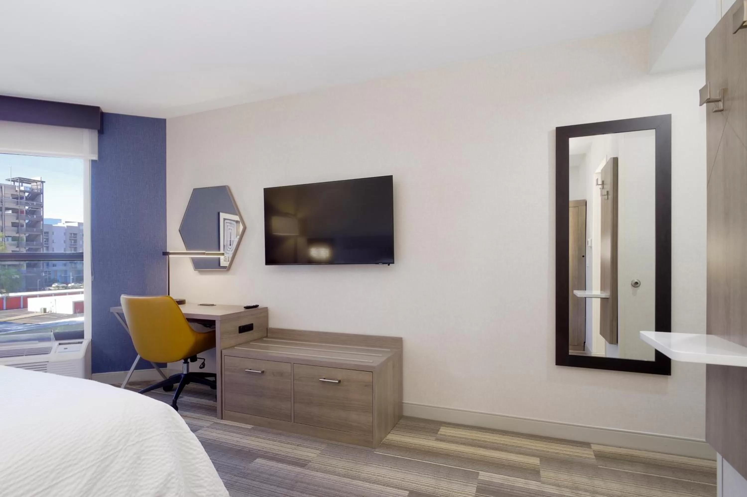 TV and multimedia, Bed in Holiday Inn Express & Suites Phoenix - Tempe by IHG