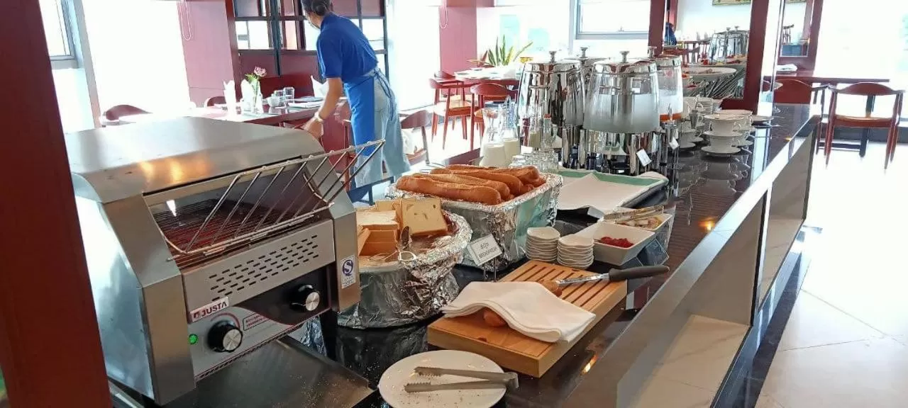 Restaurant/places to eat in V V Hotel Battambang