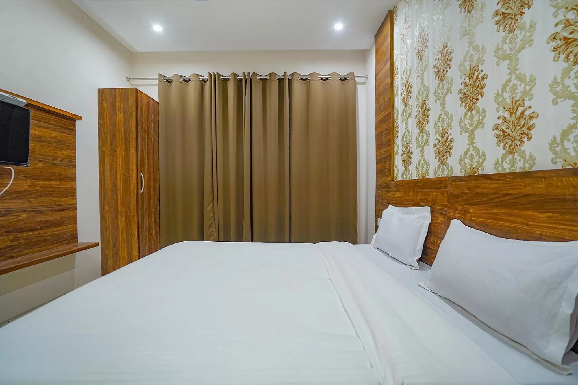 Bed in FabHotel HC Mohali Inn