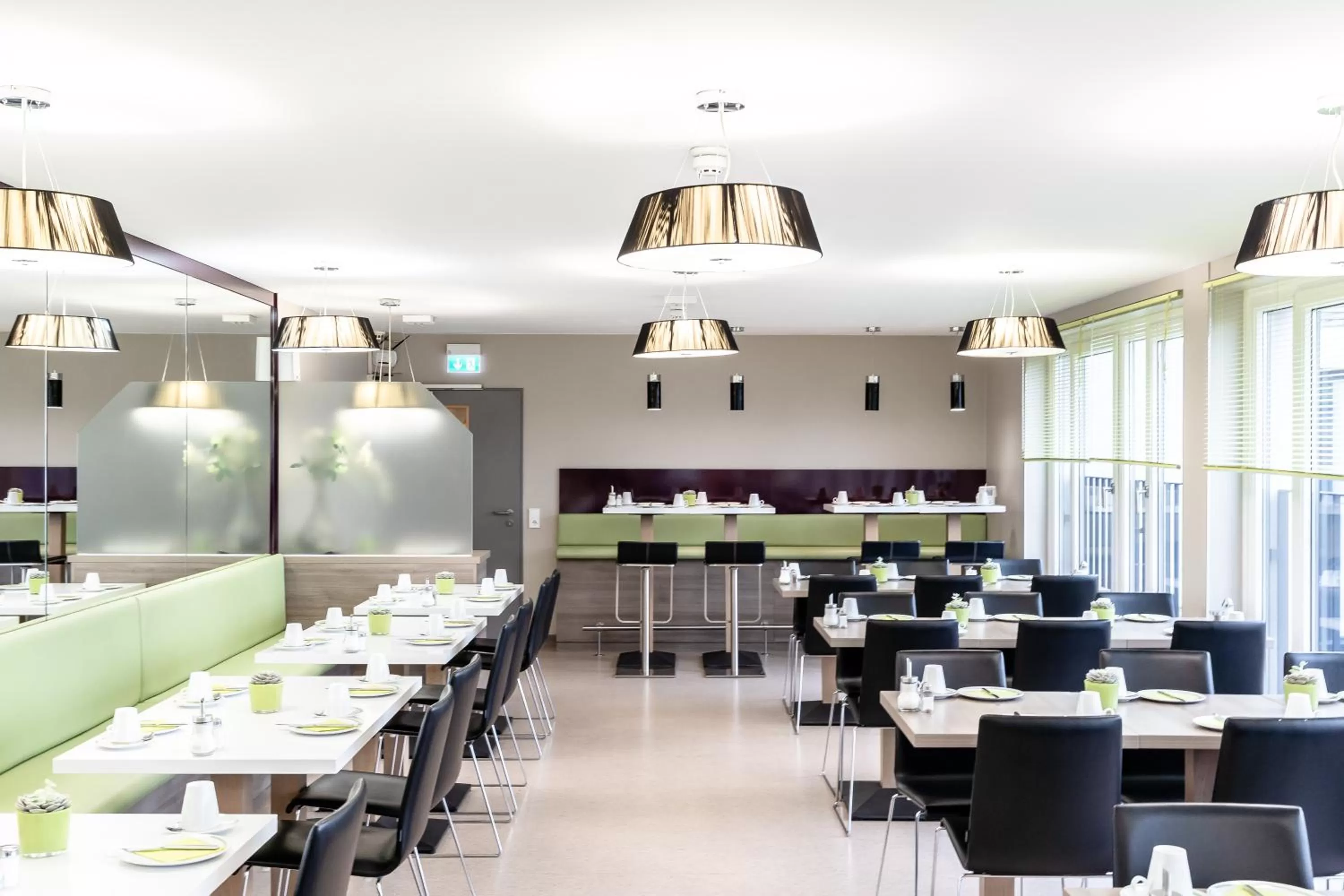 Restaurant/places to eat in Hotel Demas City