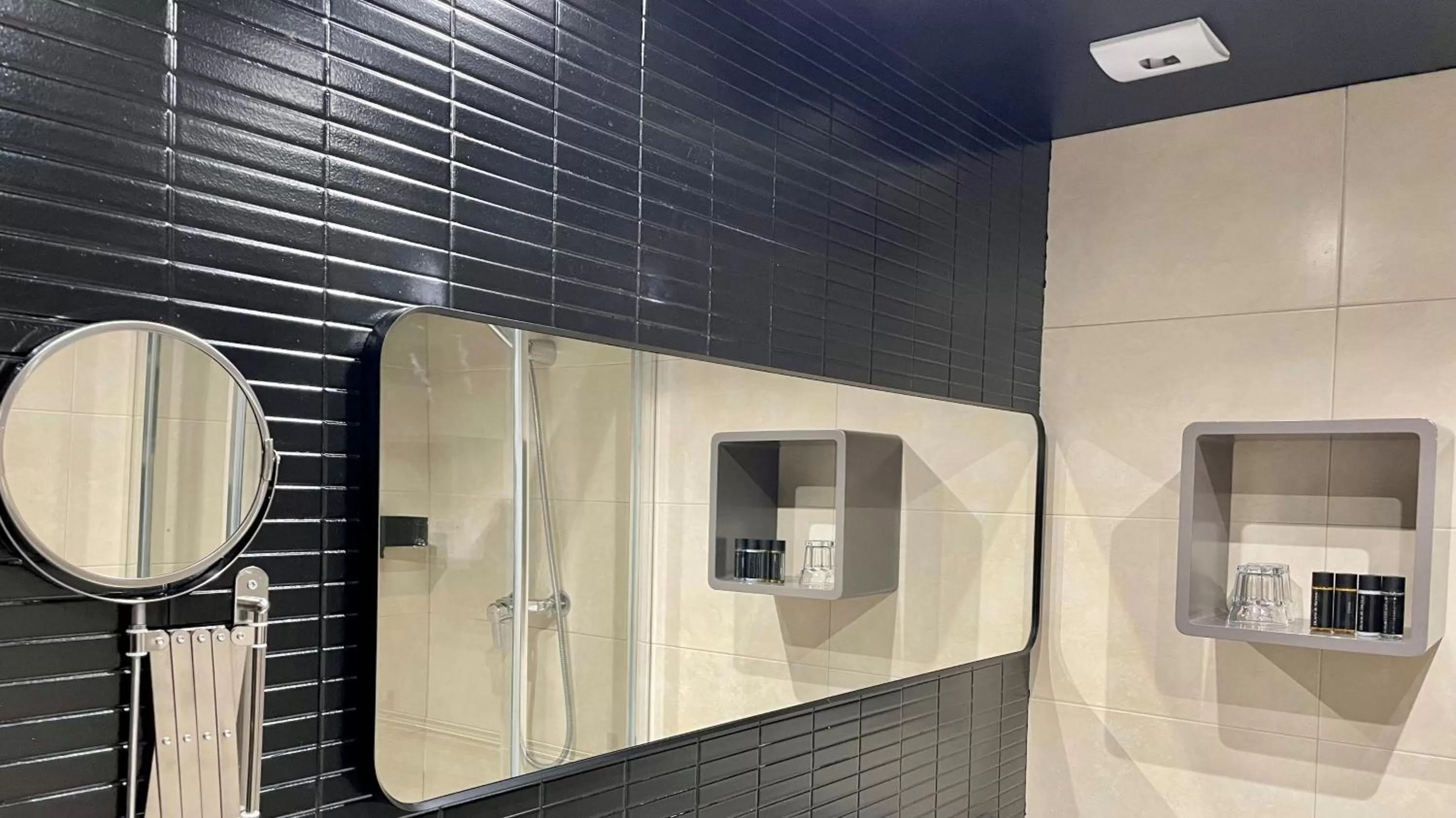 Bathroom in MD Modern Hotel - Jardines