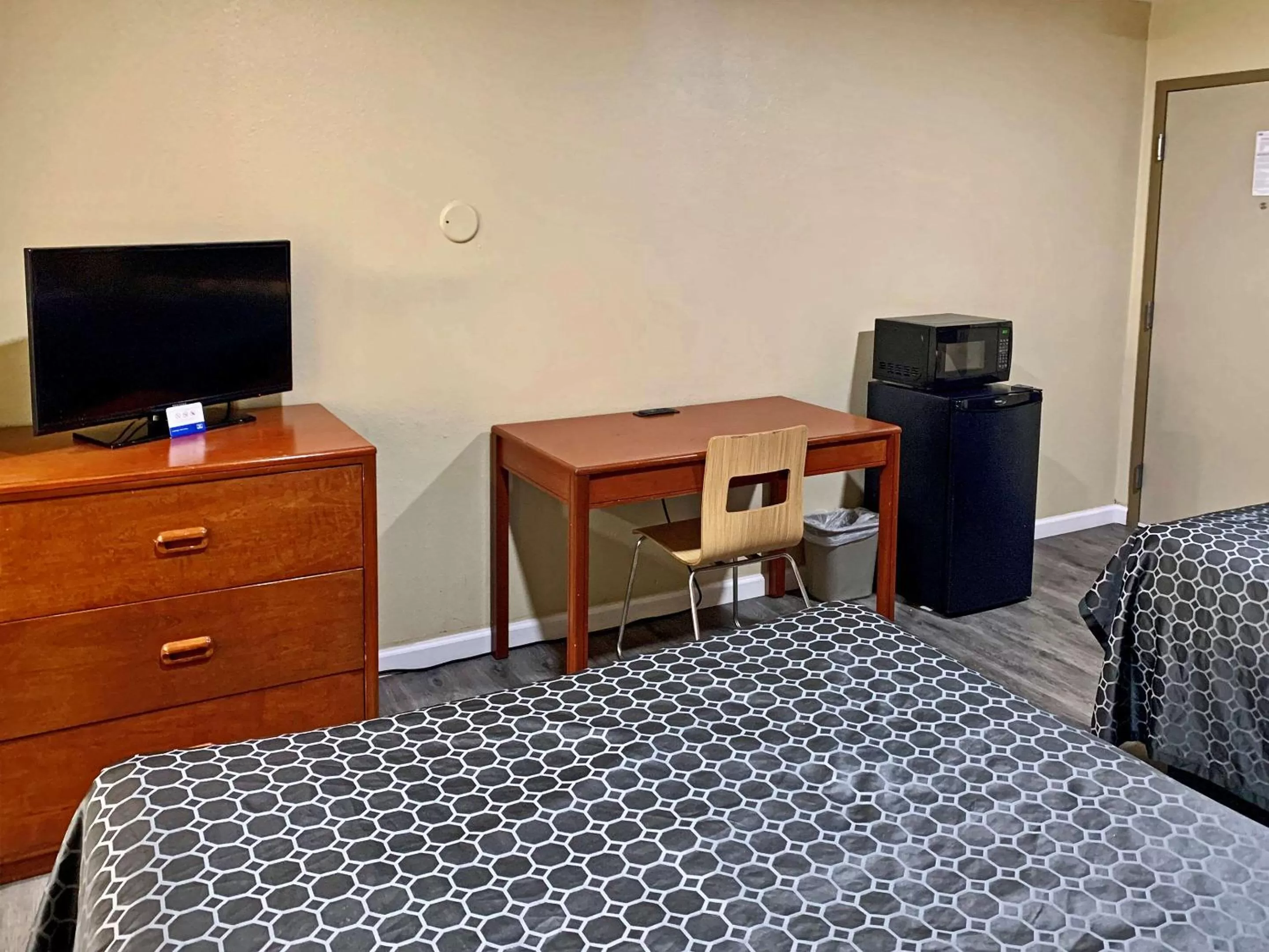 Bedroom in Rodeway Inn Sacramento-University Area