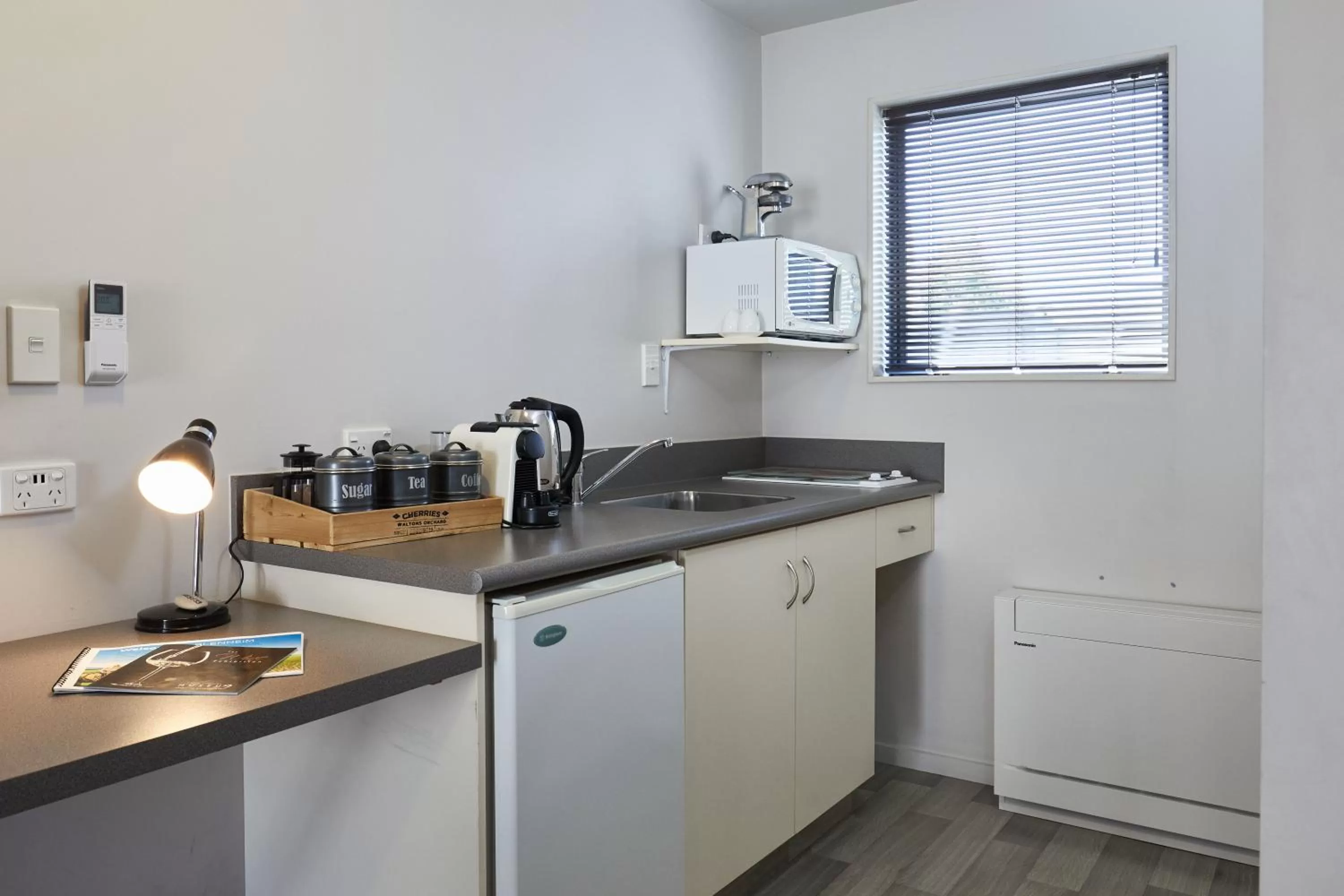 Kitchen or kitchenette in Blenheim Palms Motel