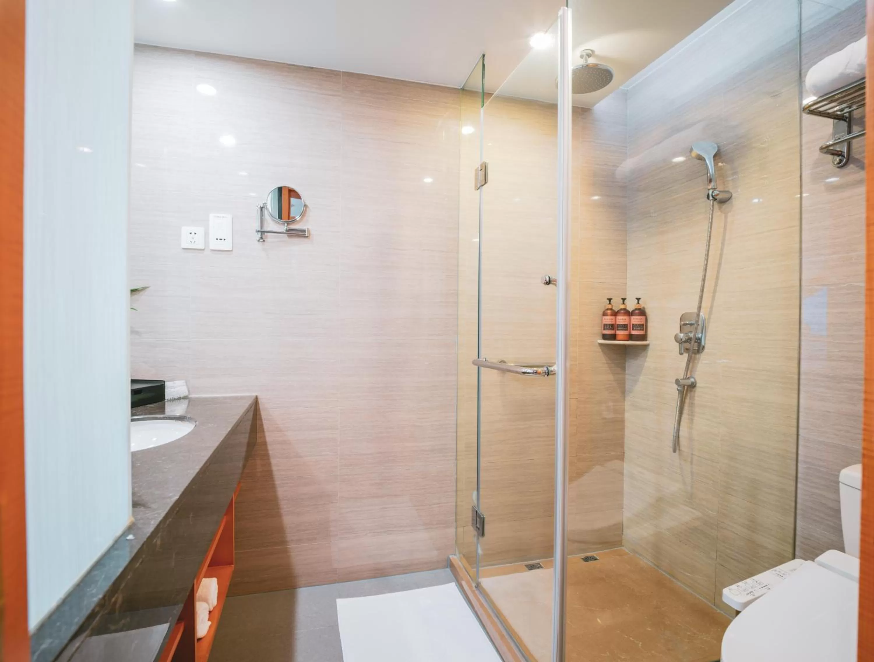 Shower in Ramada Plaza Shanghai Pudong Airport