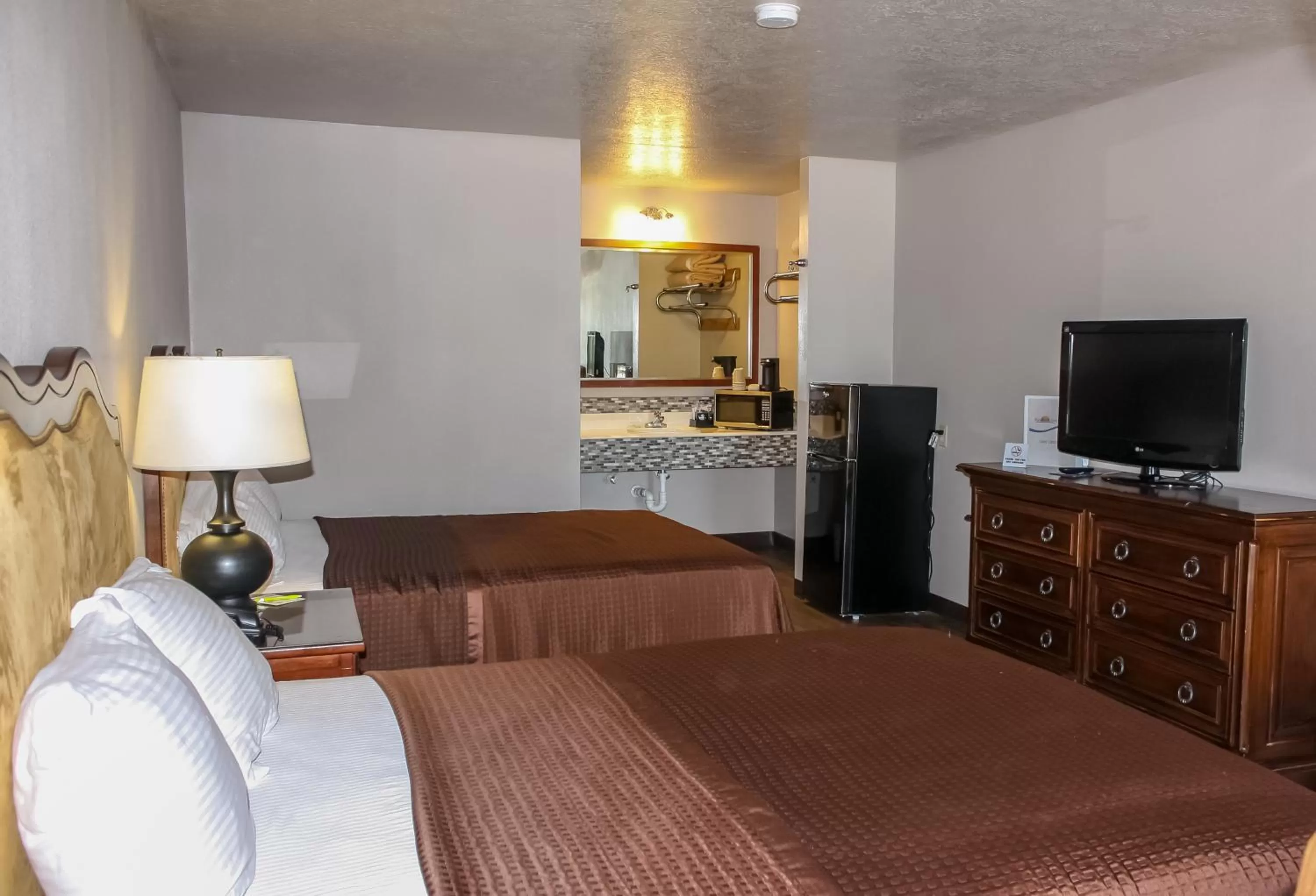 Photo of the whole room in Rayburn Inn