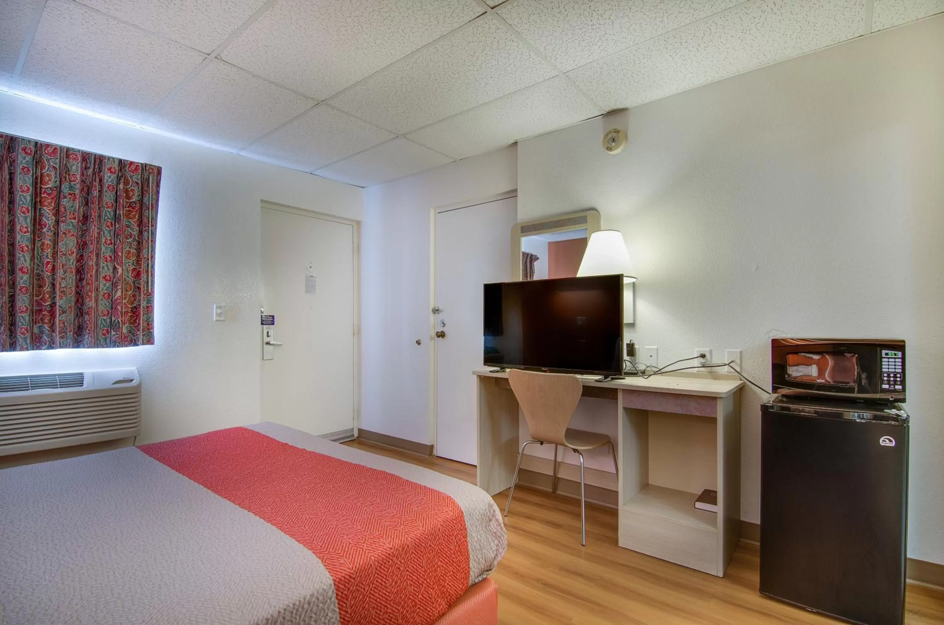 Bedroom, Bed in Motel 6-Salina, KS