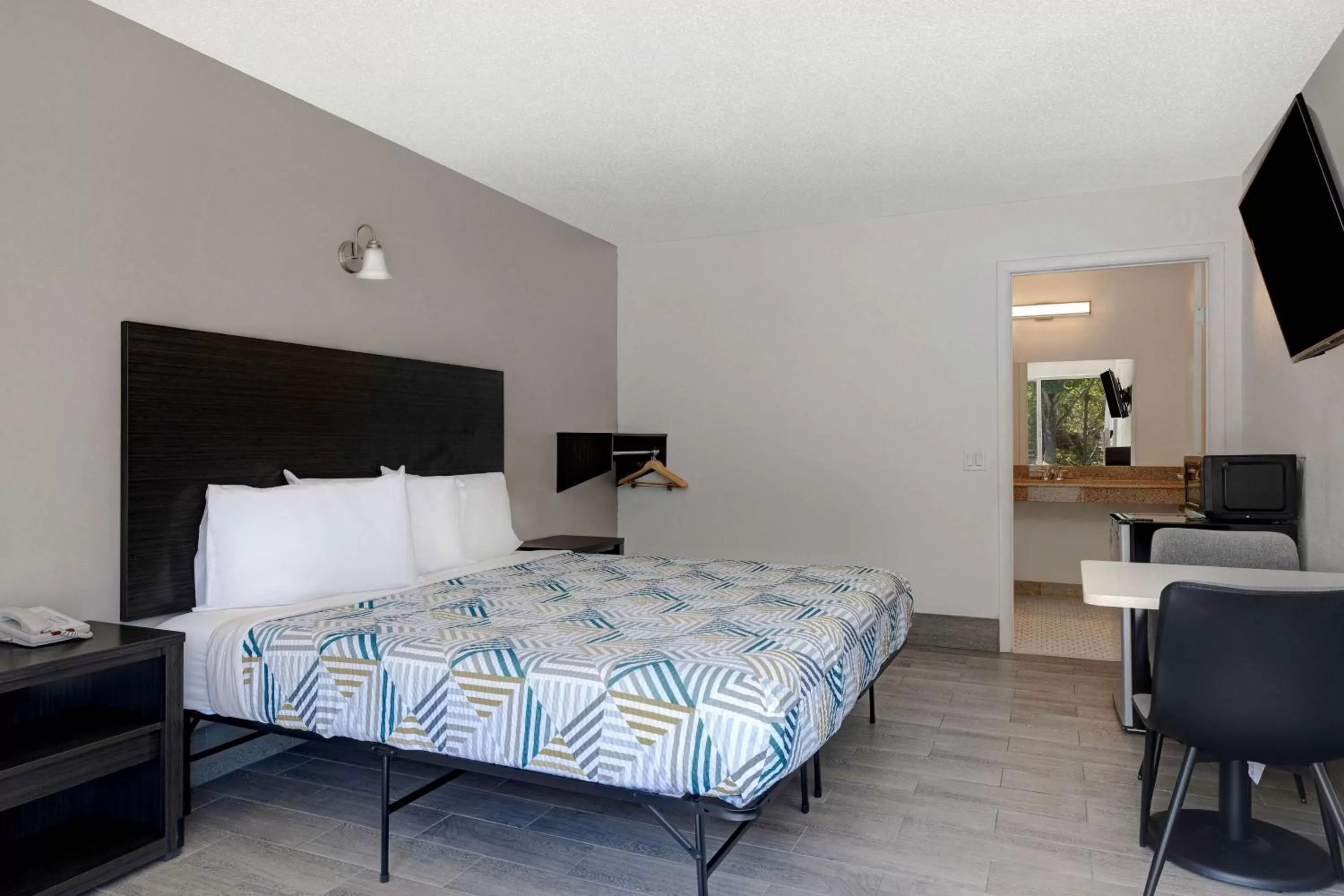 Bedroom, Bed in Studio 6 Branson West MO Silver Dollar City