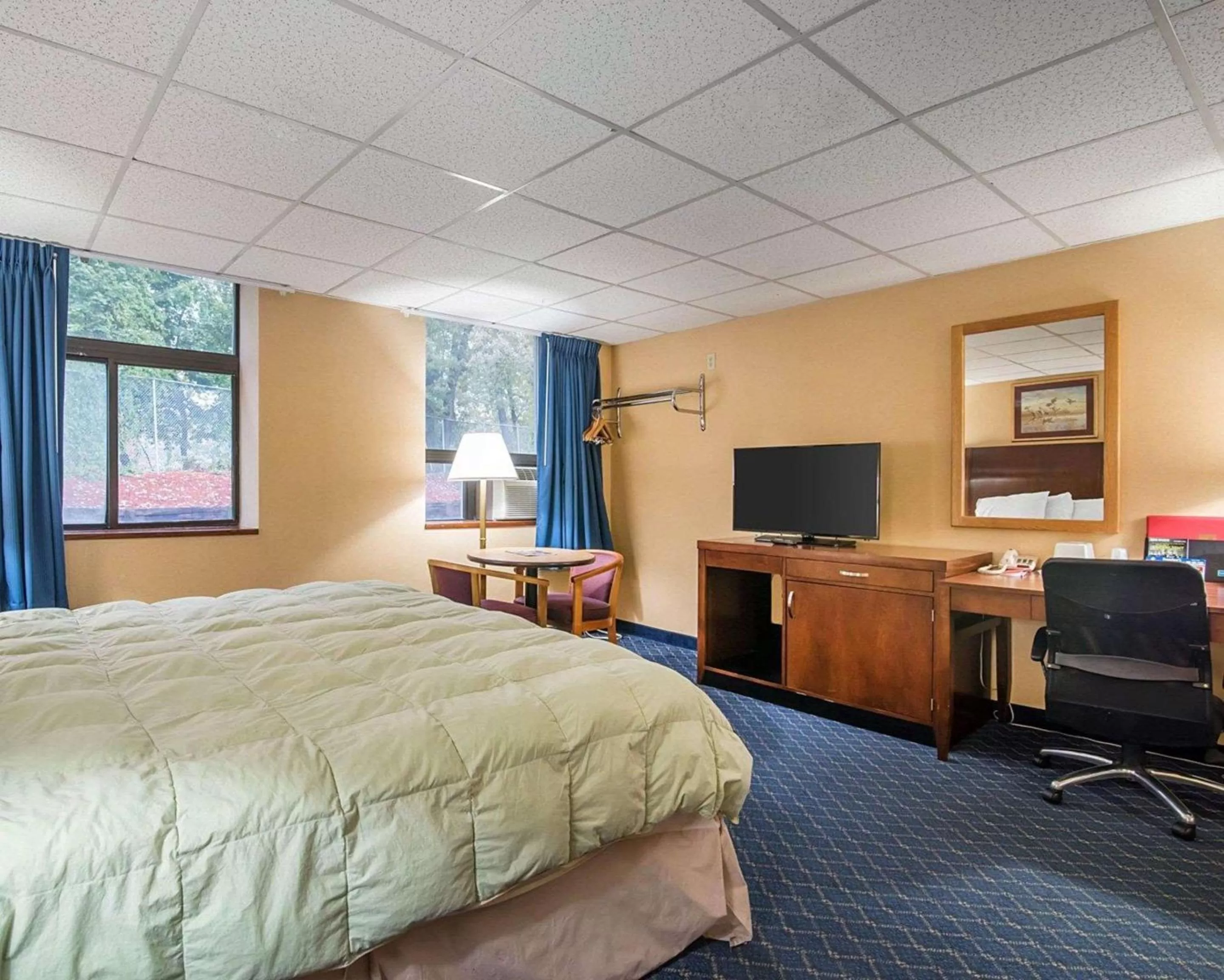 Photo of the whole room, Bed in Econo Lodge Manchester
