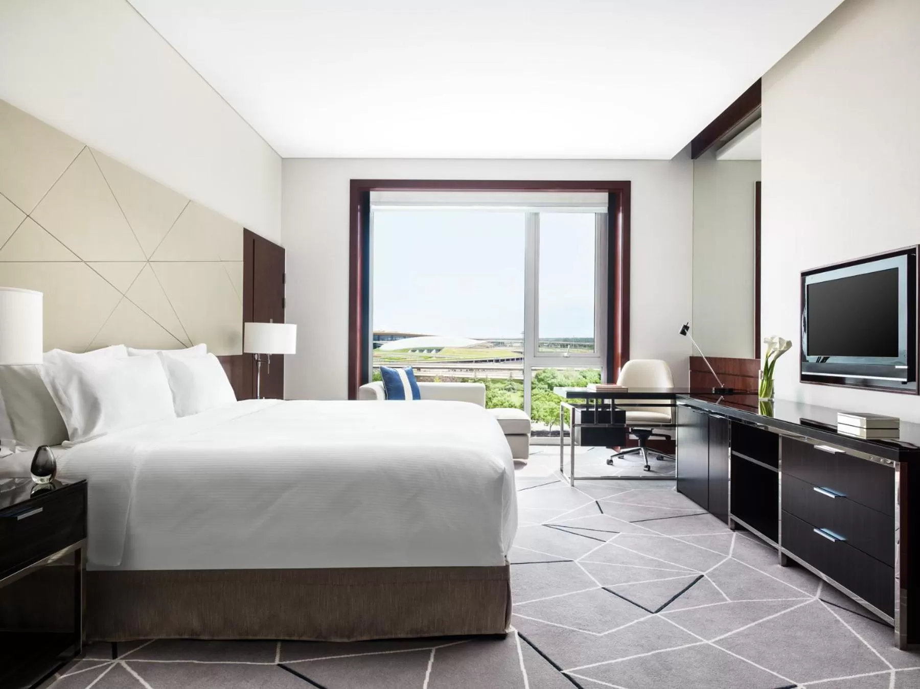 Bed in Cordis, Beijing Capital Airport By Langham Hospitality Group