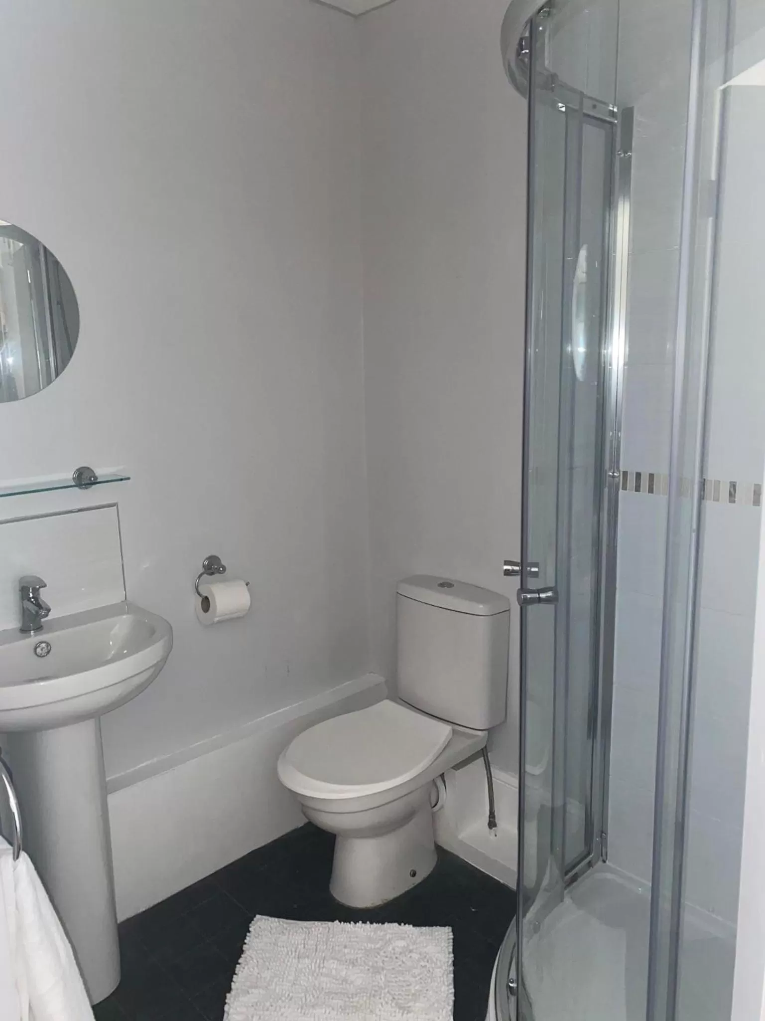 Bathroom in The White Swan Deighton