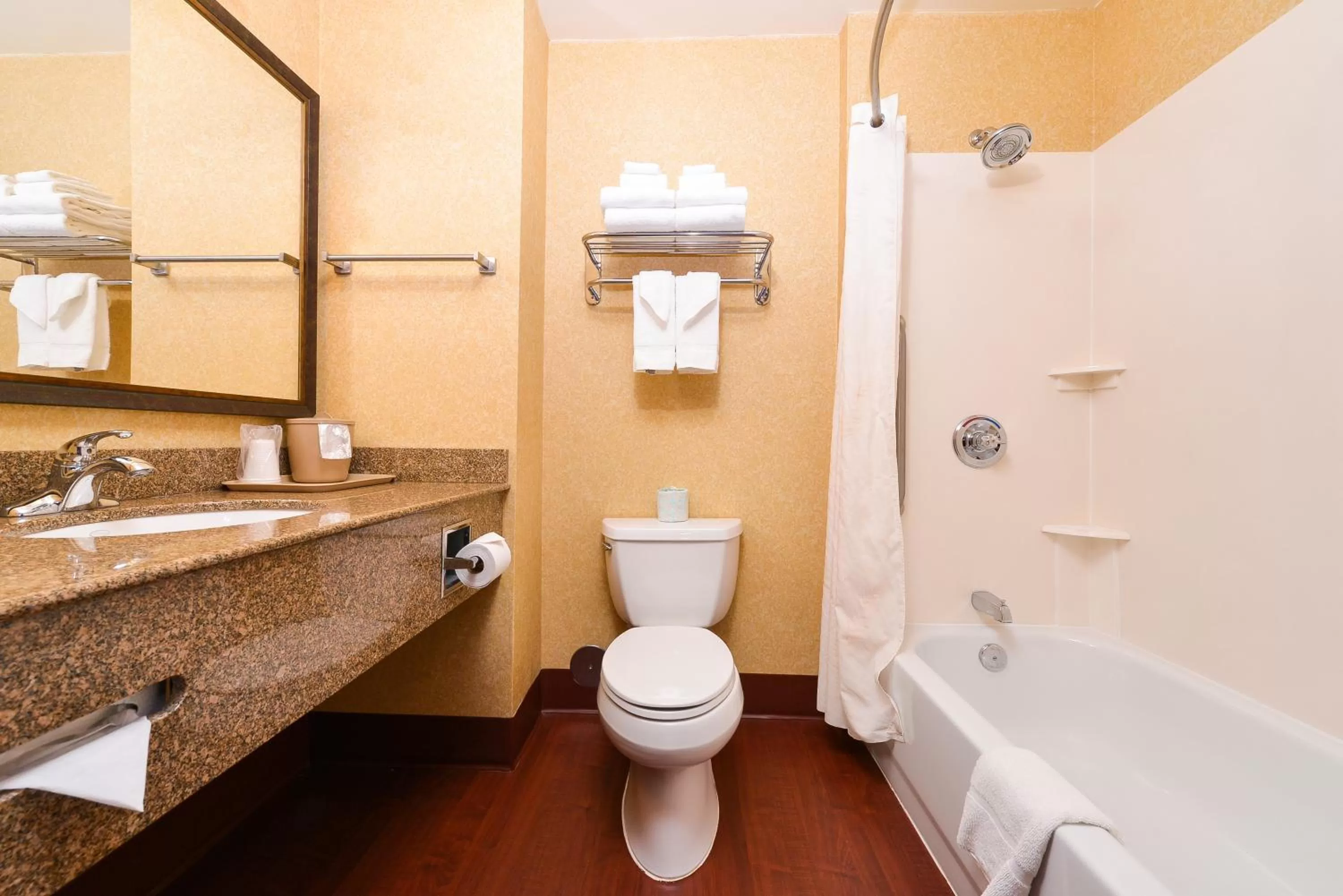 King Suite with Sofa Bed - Non-Smoking in Comfort Inn & Suites McMinnville Wine Country