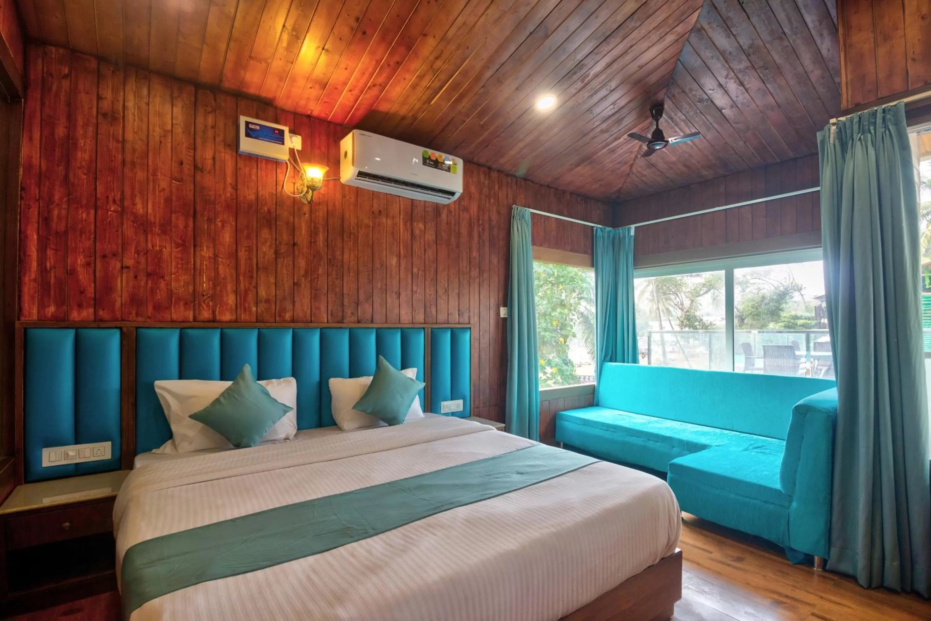 View (from property/room), Bed in Oceano Beach Resort