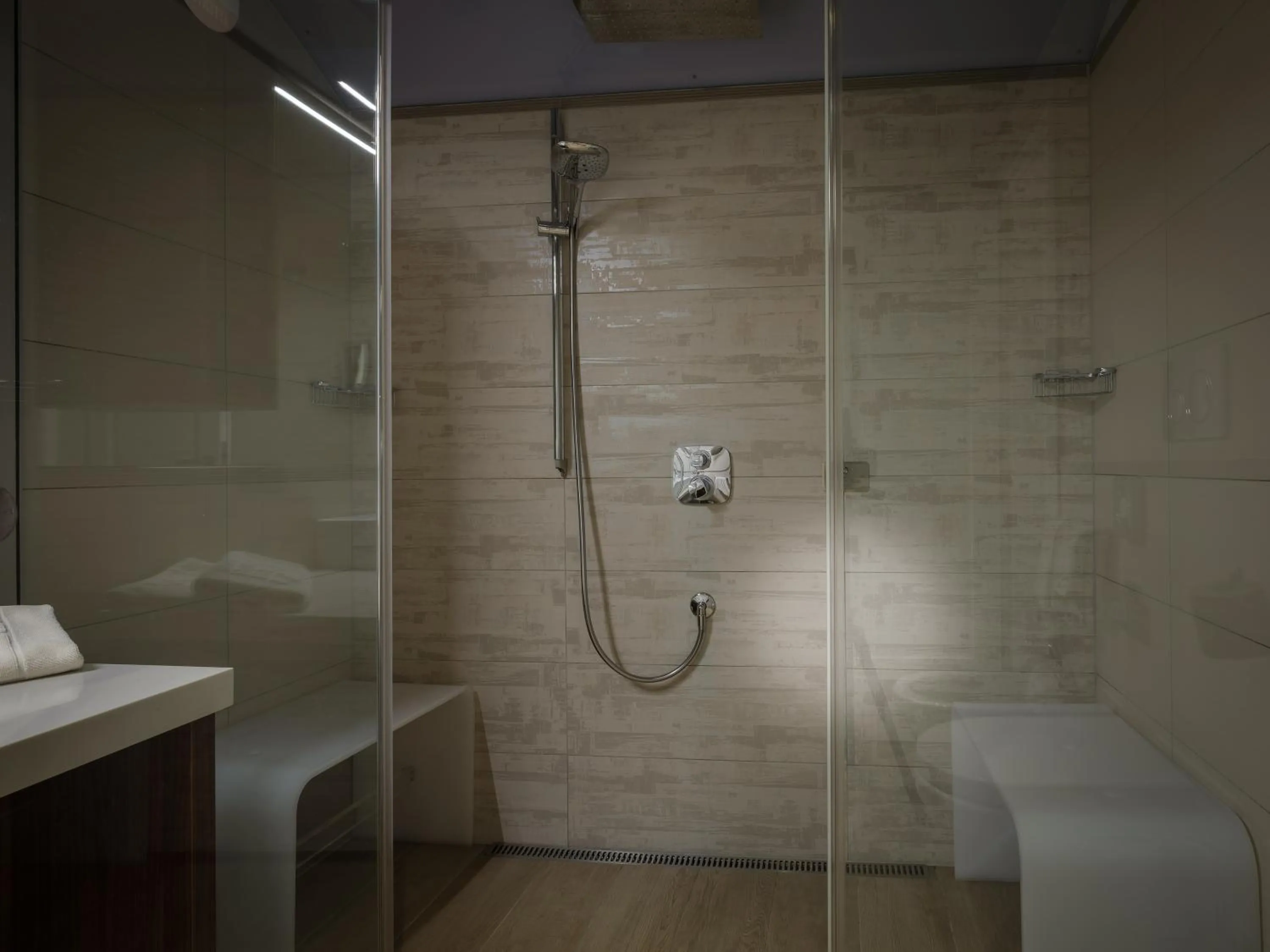 Shower in Parc Hotel Germano Suites & Apartments