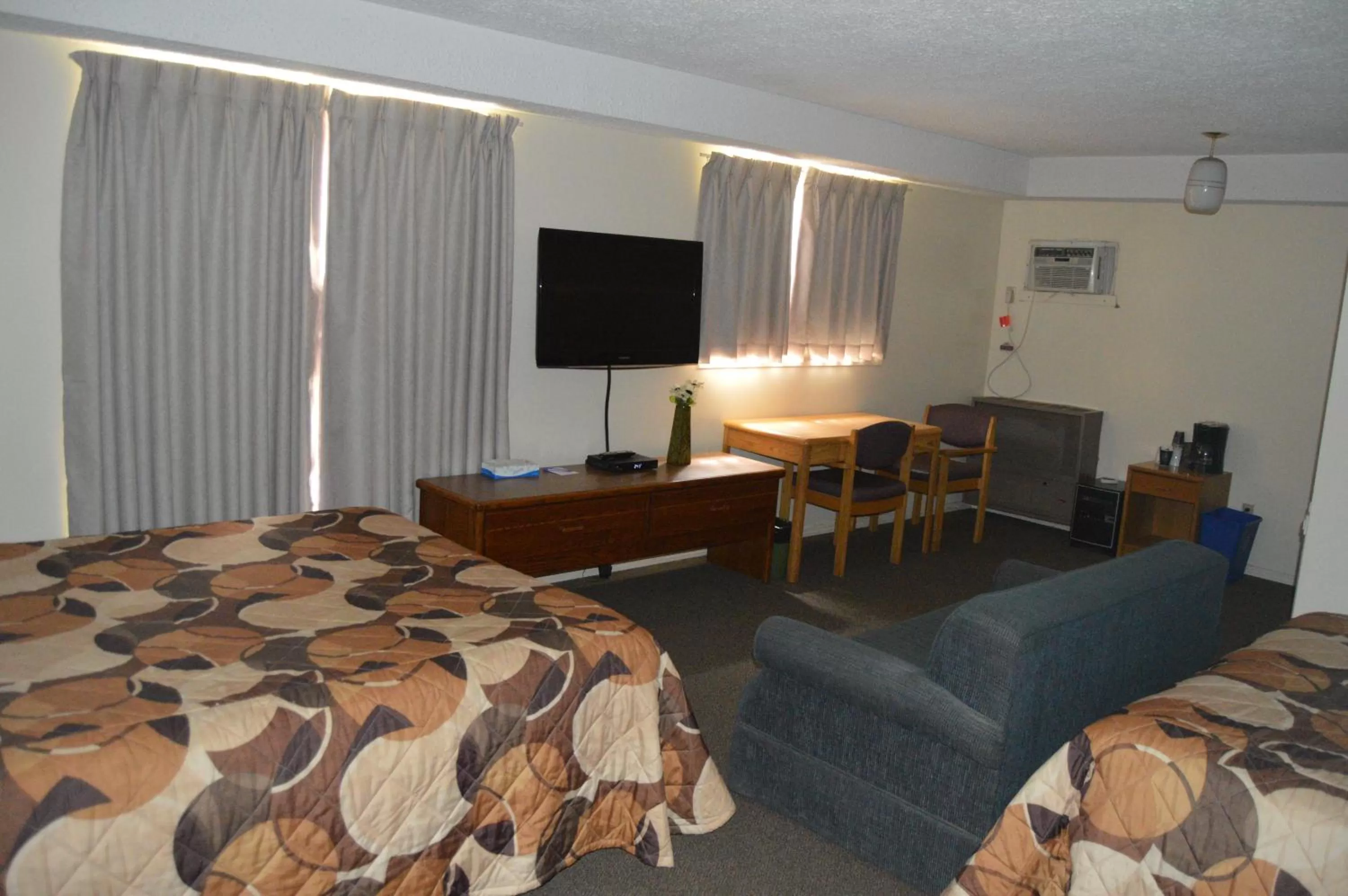 Bed in Wheel Inn Motel