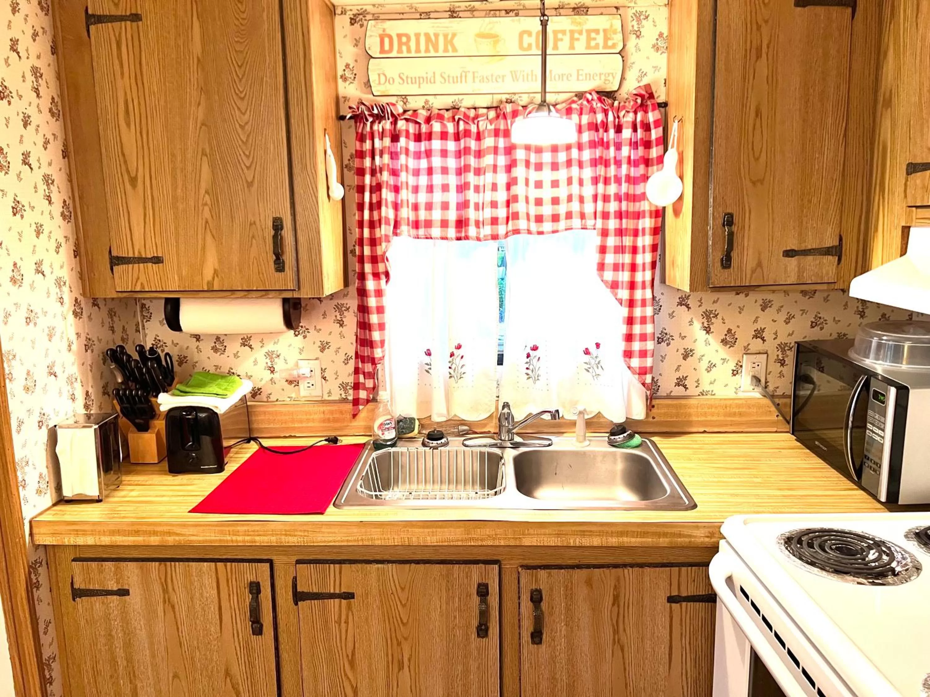 Kitchen or kitchenette in White Caps Motel and RV Park