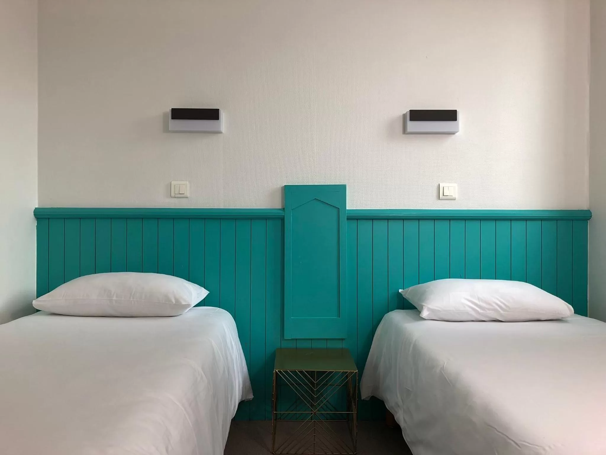 Bedroom, Bed in HALT HOTEL - Choisissez l'Hôtellerie Indépendante