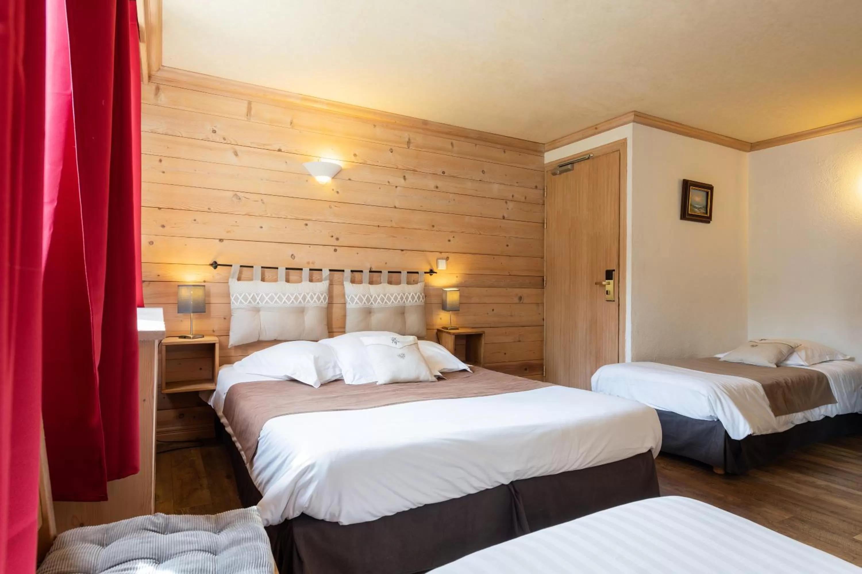 Bed in Hôtel La Montagne