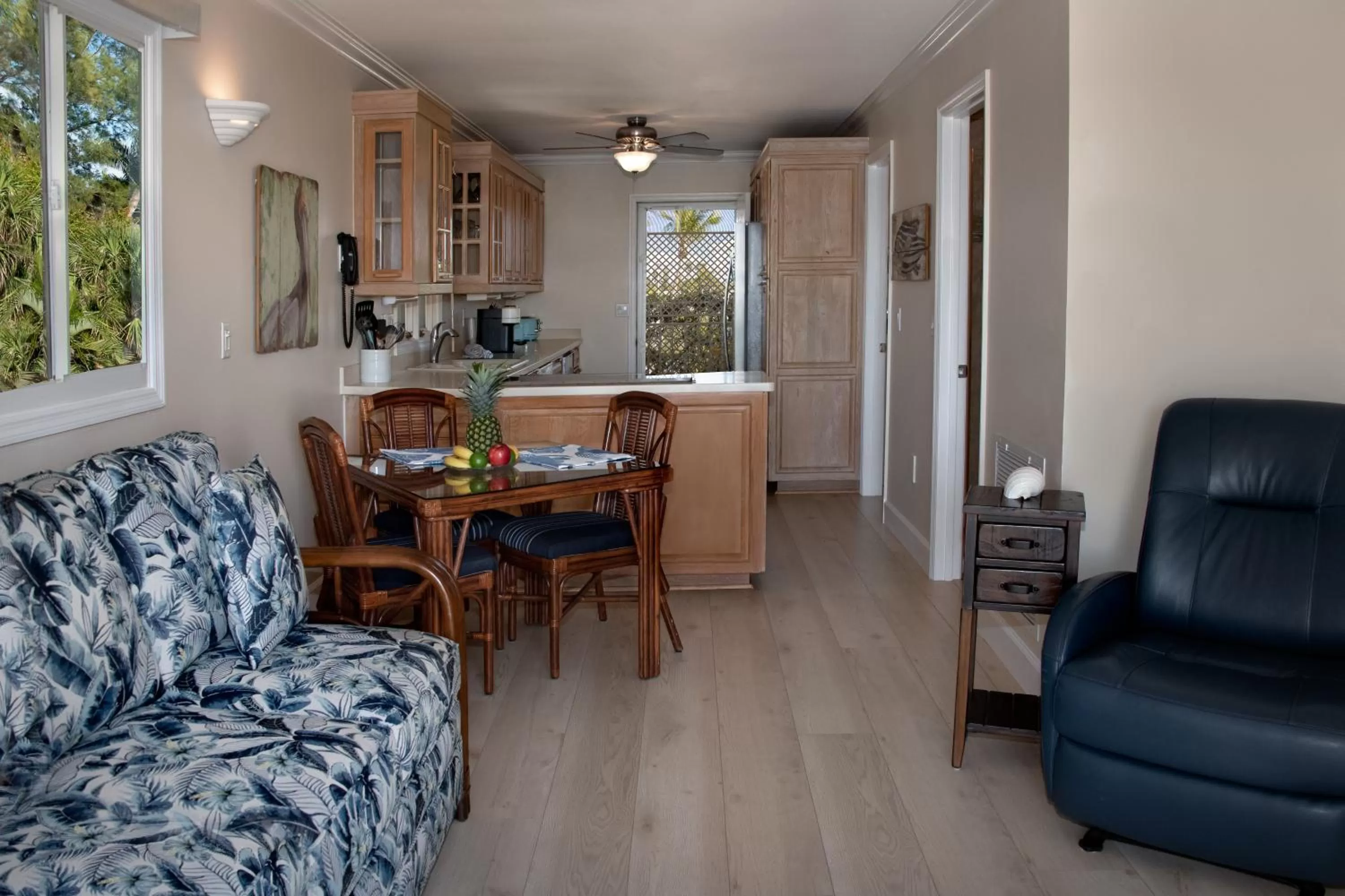 Living room in Cedar Cove Resort & Cottages