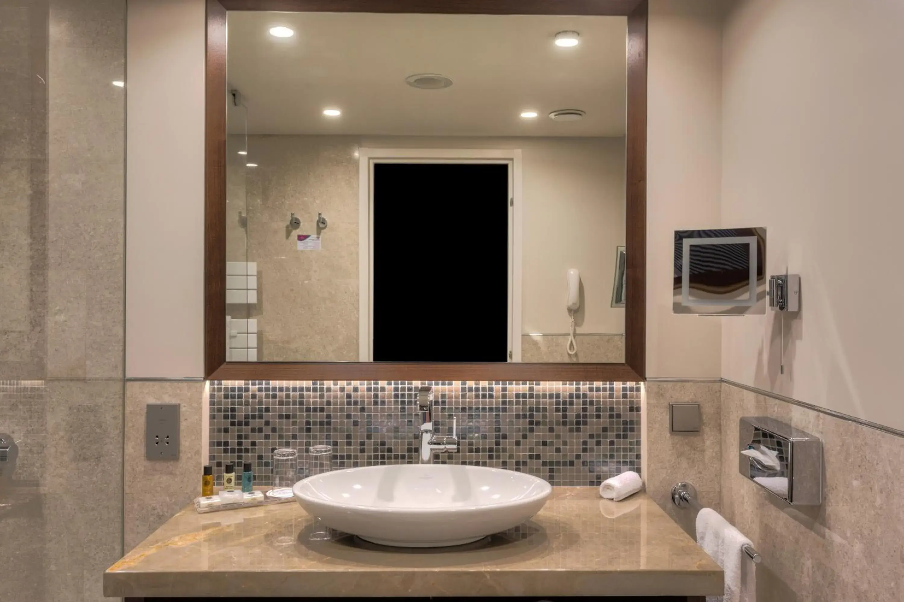 Premium Queen Room with Balcony in Crowne Plaza Bucharest by IHG Premium Queen Room with Balcony in Crowne Plaza Bucharest by IHG