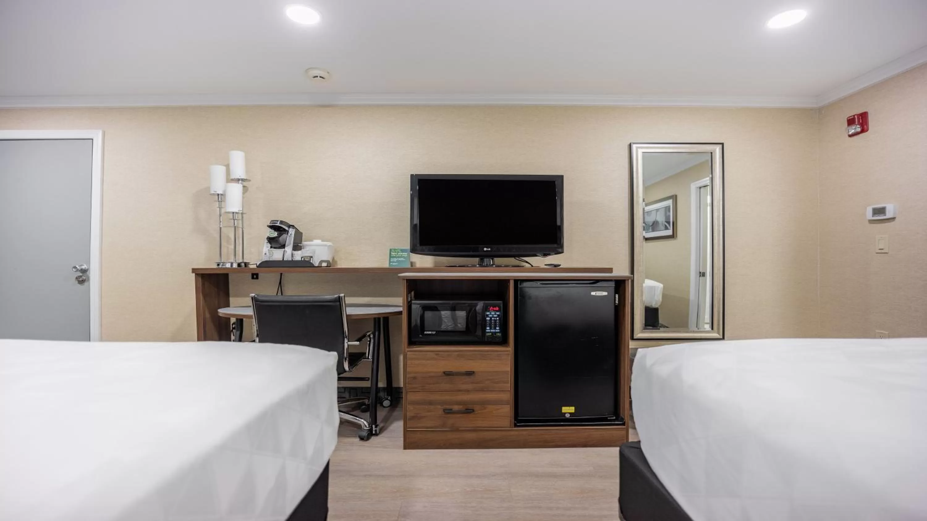 Photo of the whole room, Bed in Holiday Inn Plainview-Long Island by IHG