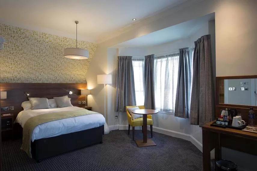 Shower, Bed in The Cross Keys Wetherspoon