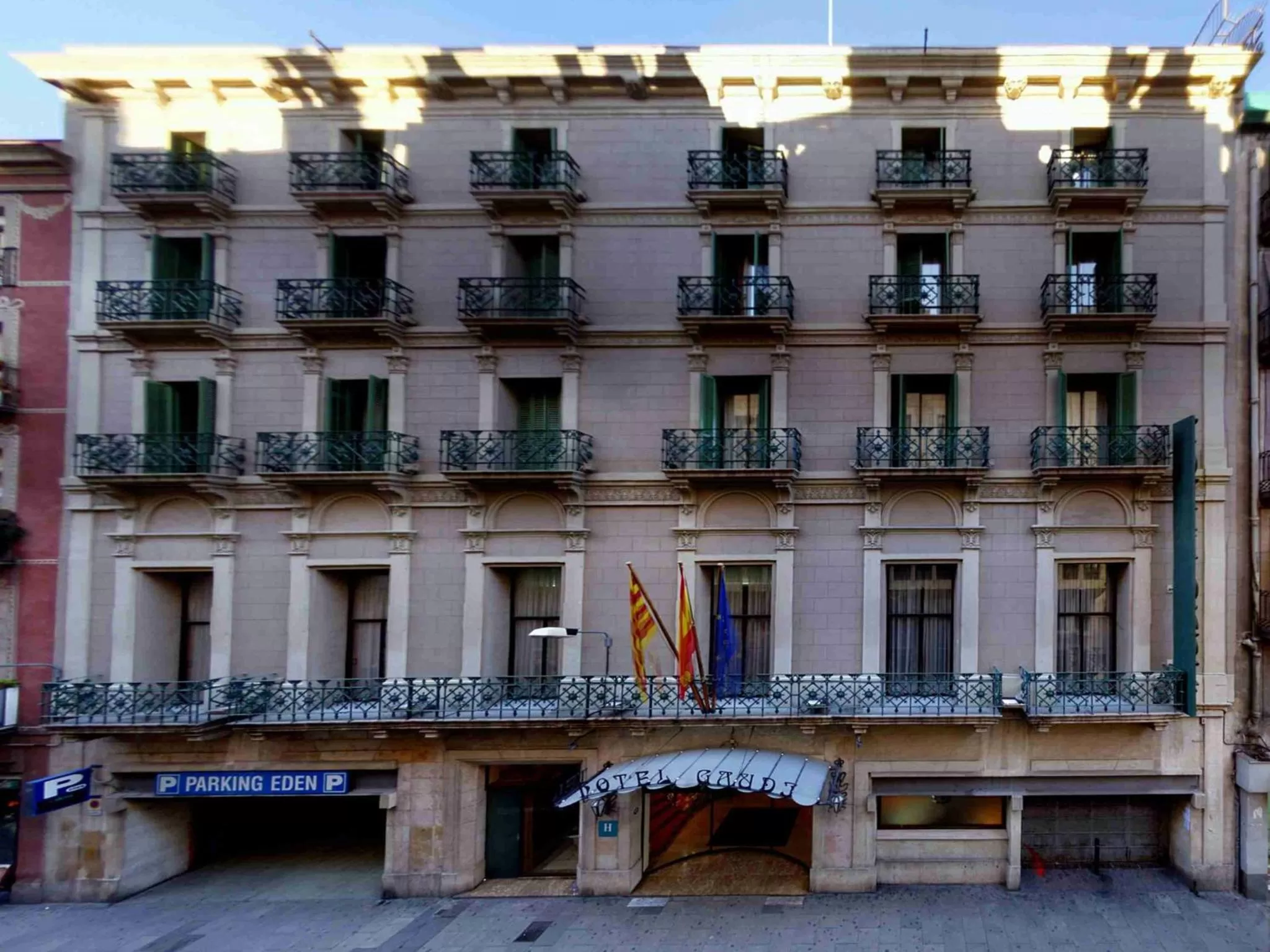 Facade/entrance in Gaudi Hotel