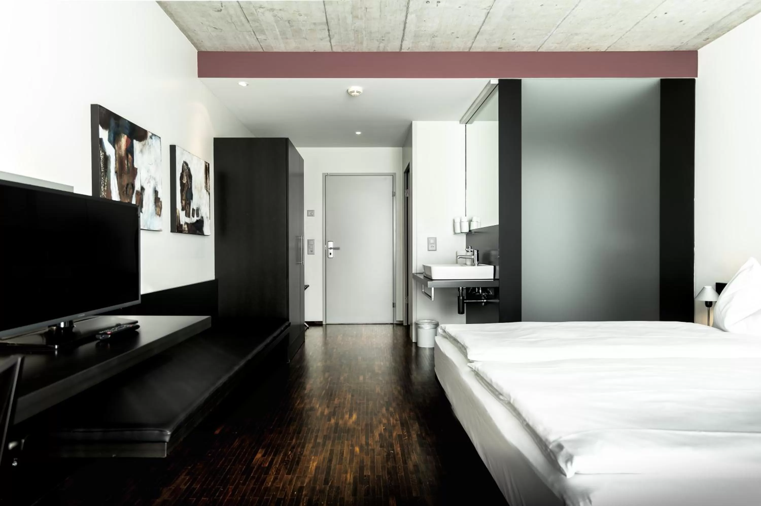 Photo of the whole room, Bed in Hotel Kreuzlingen am Hafen